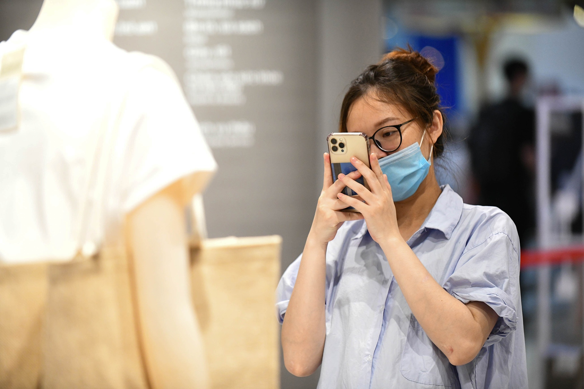 mua sam dong duc giua dich benh anh 9