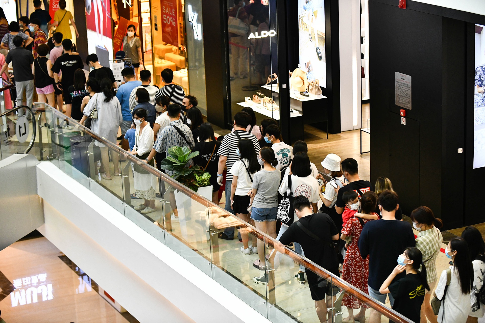 mua sam dong duc giua dich benh anh 1