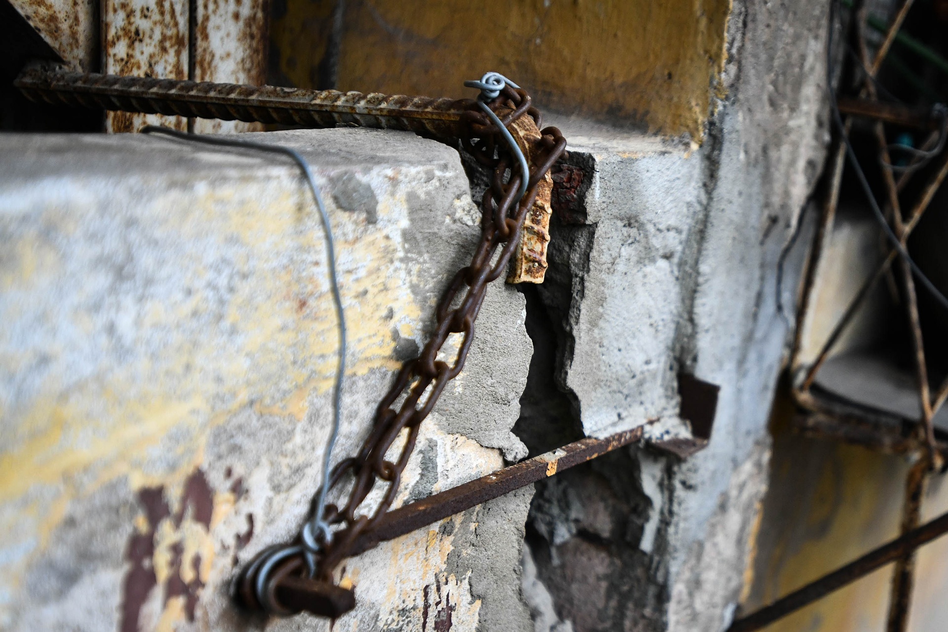 Khu tap the o Ha Noi chang chit xich va cot chong hinh anh