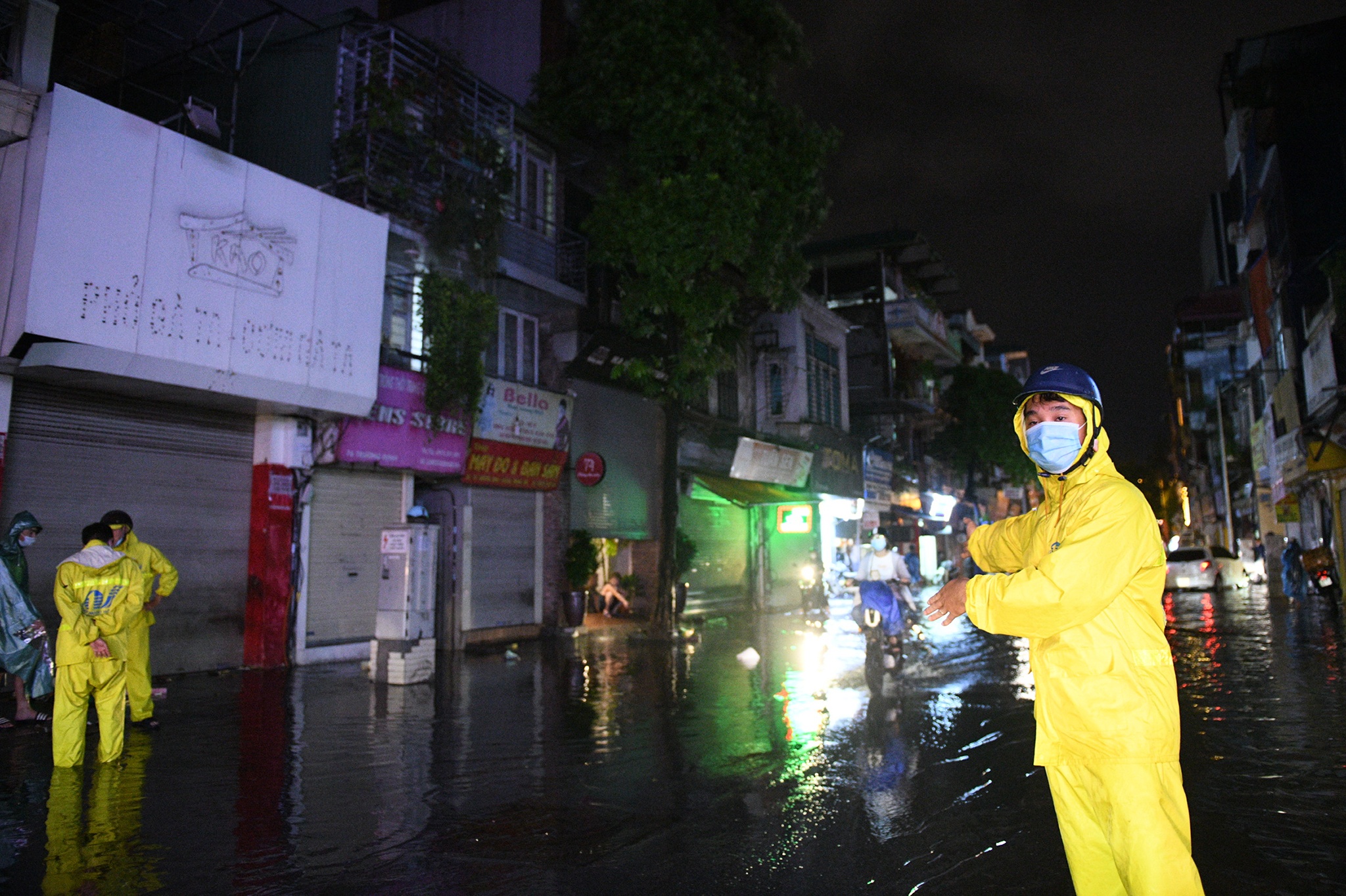 mua trong vai chuc phut o Ha Noi gay ngap anh 10