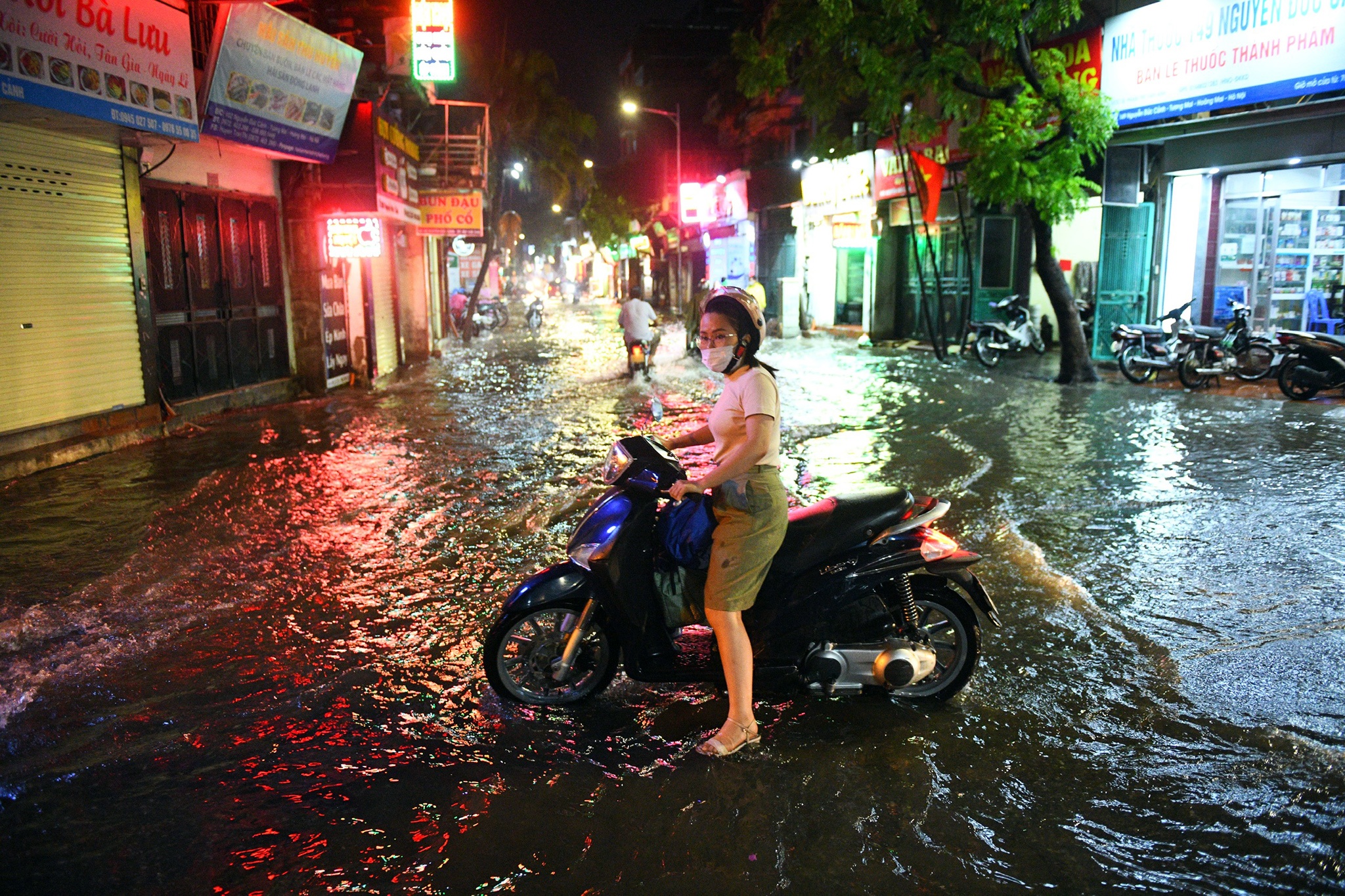 mua trong vai chuc phut o Ha Noi gay ngap anh 2