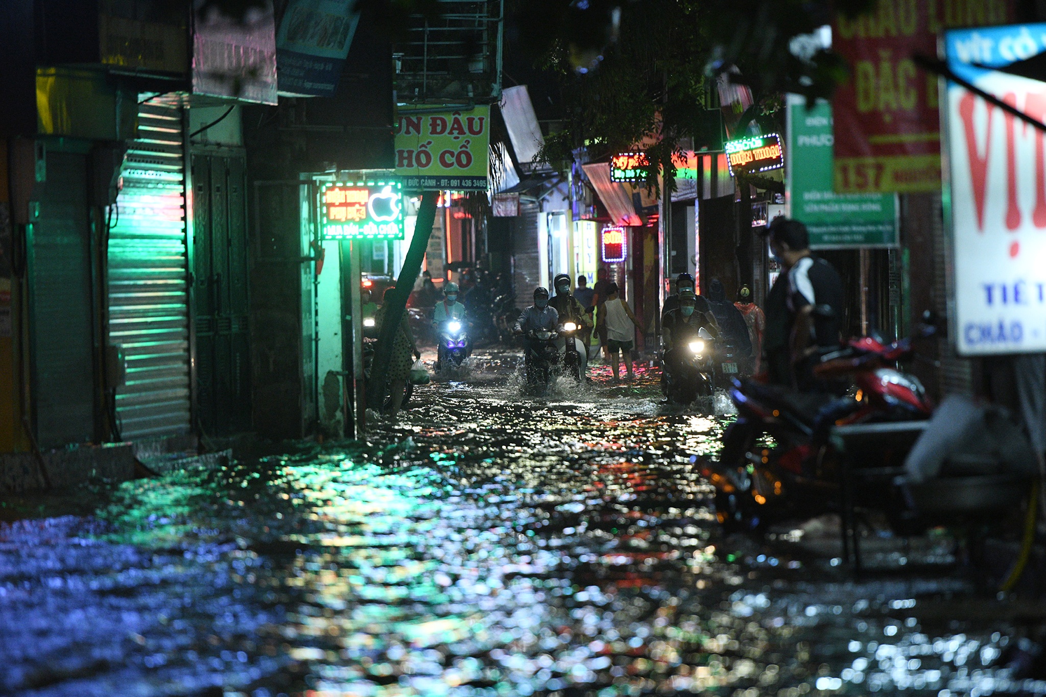 mua trong vai chuc phut o Ha Noi gay ngap anh 1