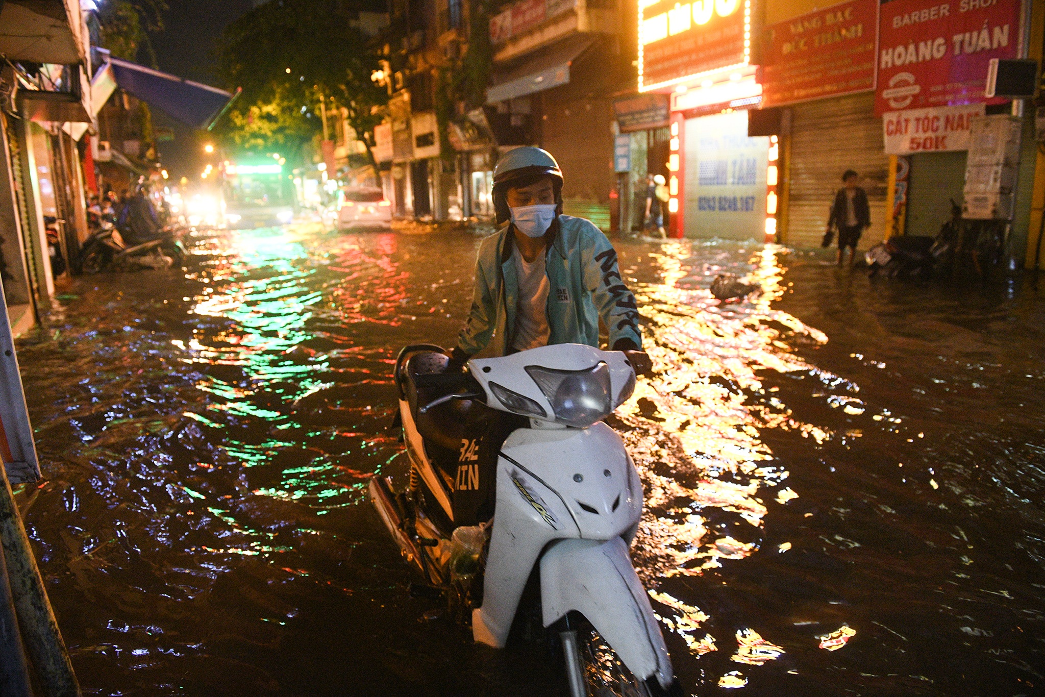 mua trong vai chuc phut o Ha Noi gay ngap anh 8