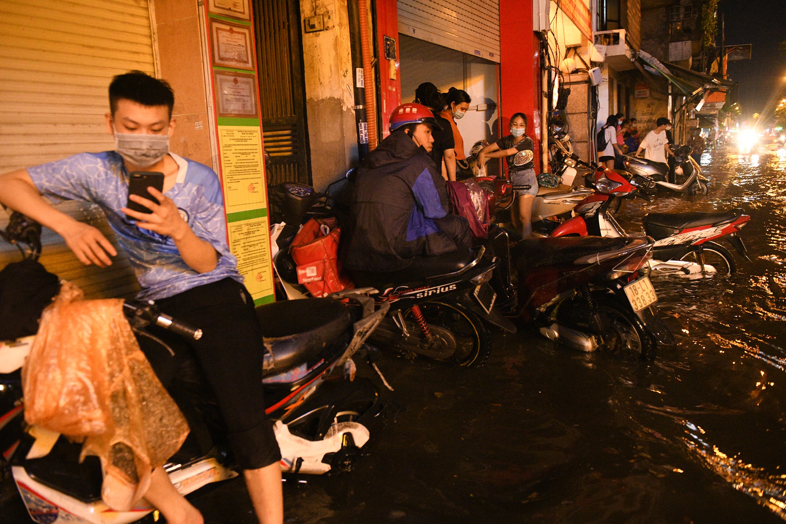 Nguoi Ha Noi do xe len via he cho nuoc rut sau mua ngap hinh anh