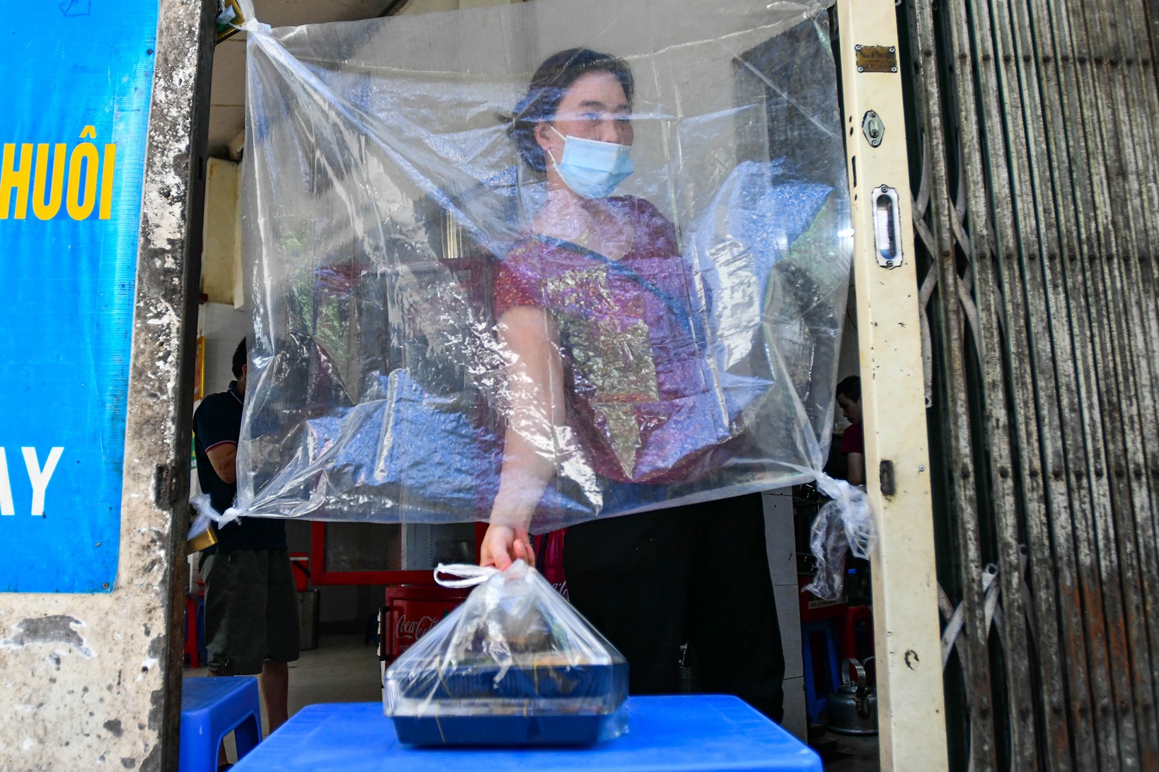 Bun dau ban khong cham tay nhau qua tam chan nylon o Ha Noi hinh anh