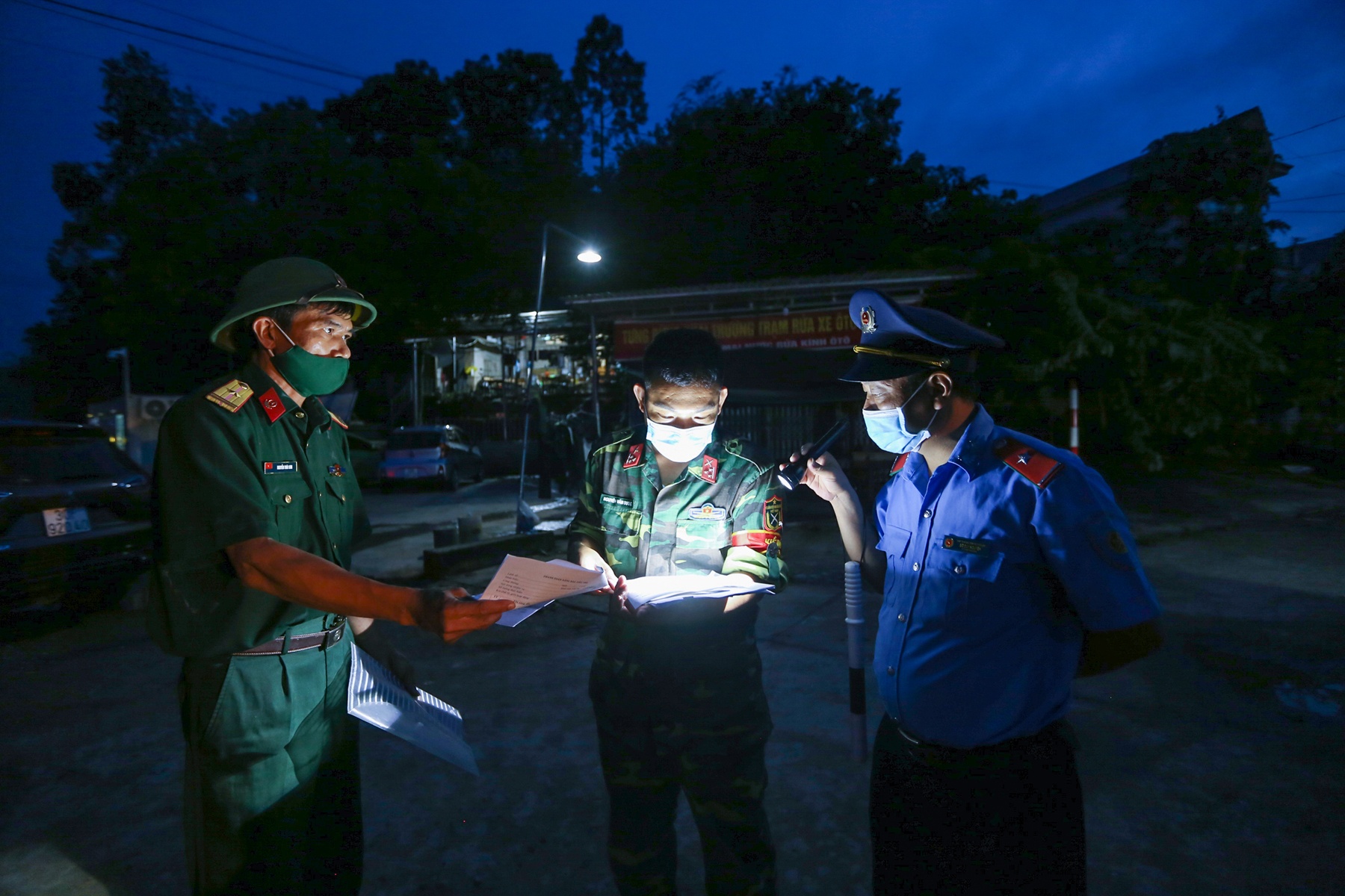 chot kiem soat cua ngo Hoa Binh anh 29