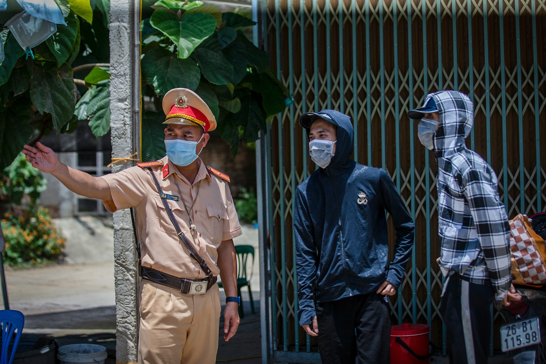 chot kiem soat cua ngo Hoa Binh anh 13