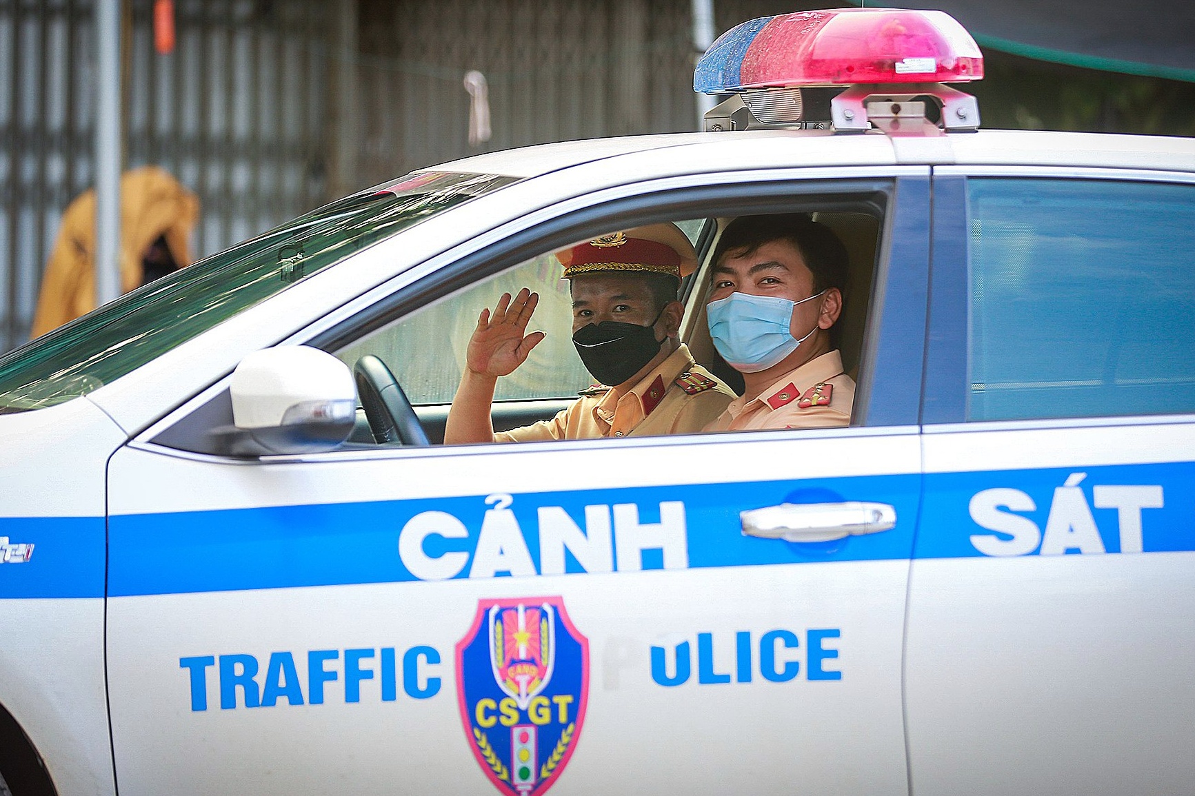 'La chan' 24/24h o cua ngo Hoa Binh hinh anh