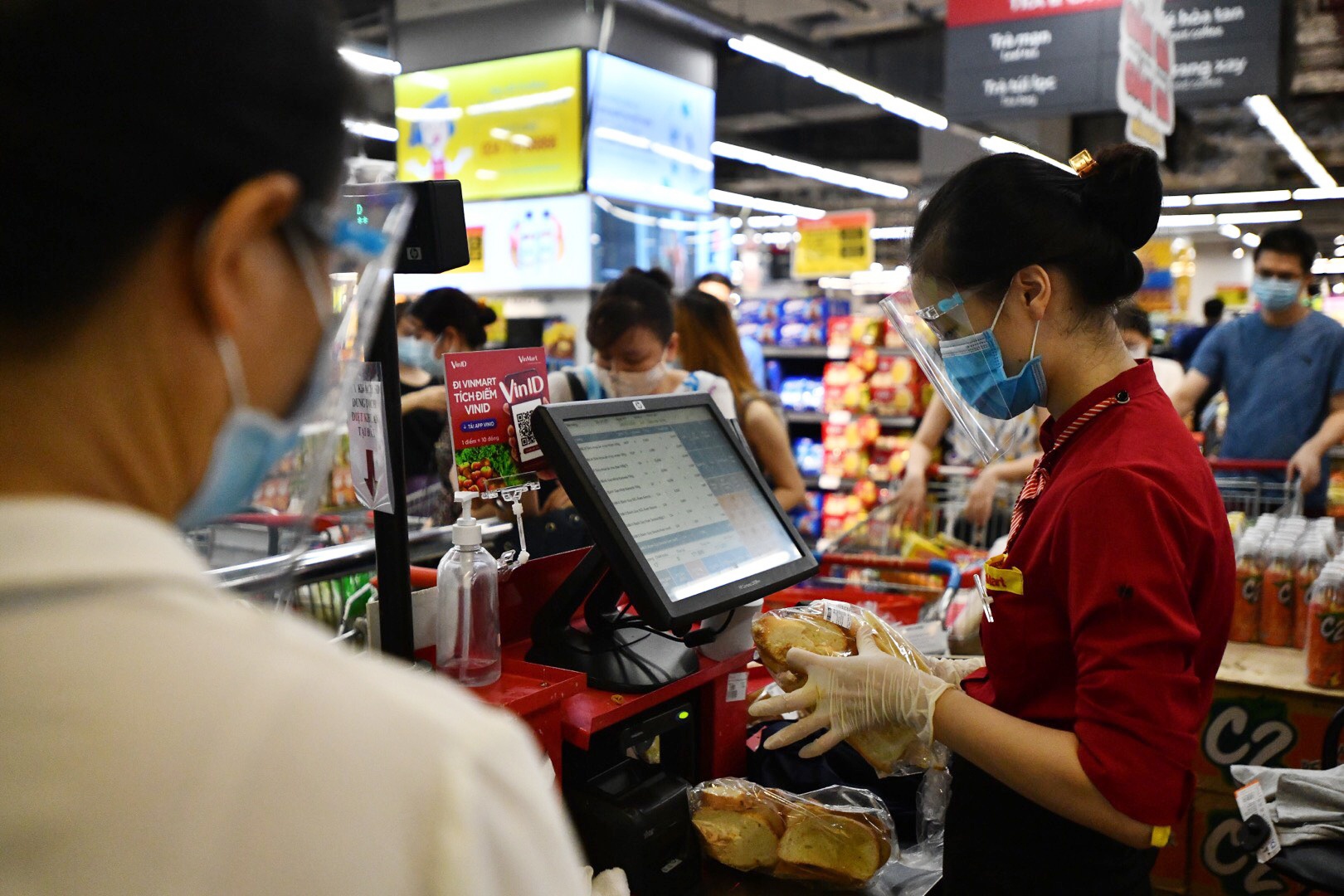 mua sam hang hoa o sieu thi ngay dau gian cach theo Chi thi 16 anh 3