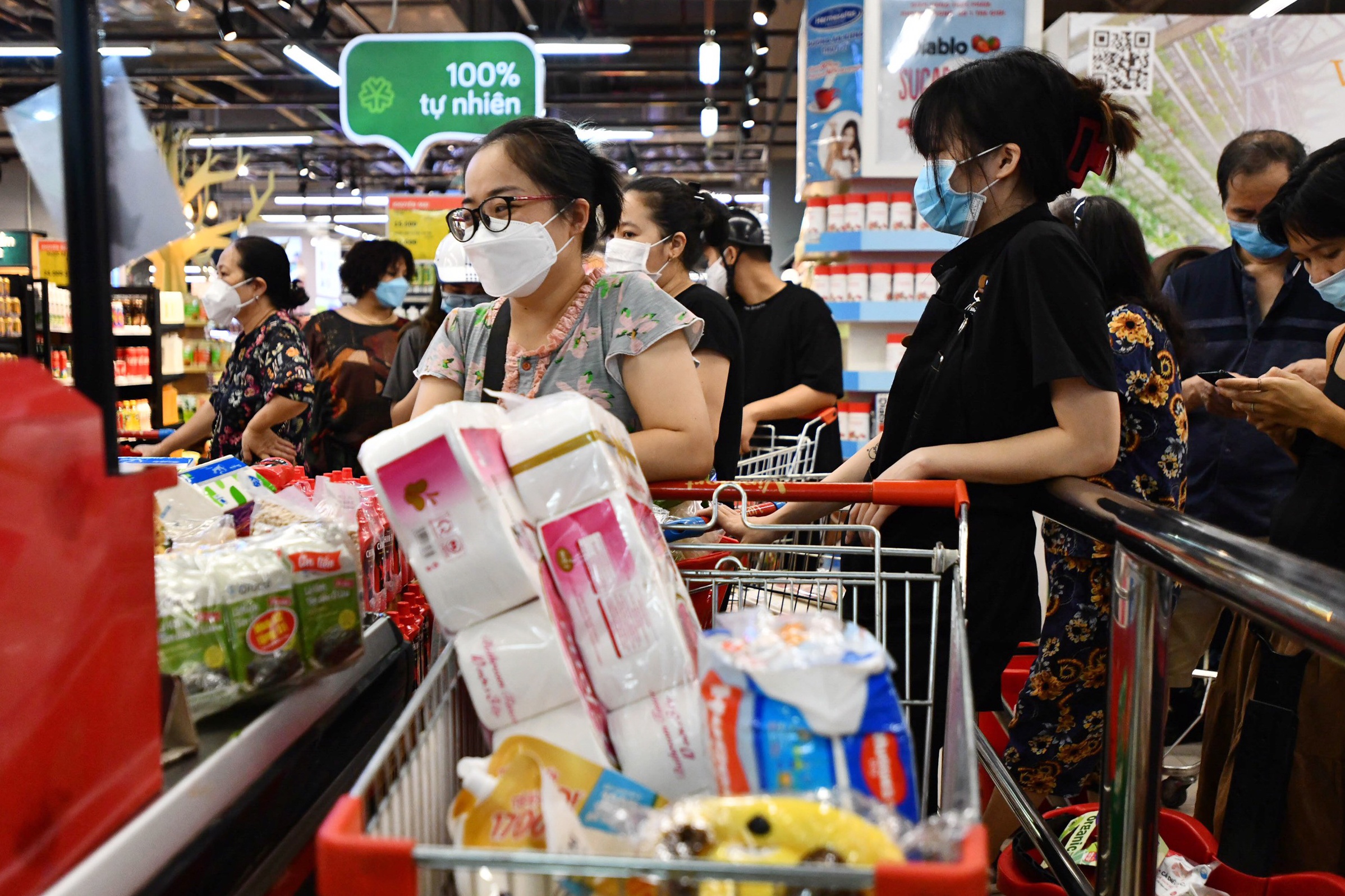 Sieu thi o Ha Noi day ap hang ngay dau tang cap do gian cach hinh anh