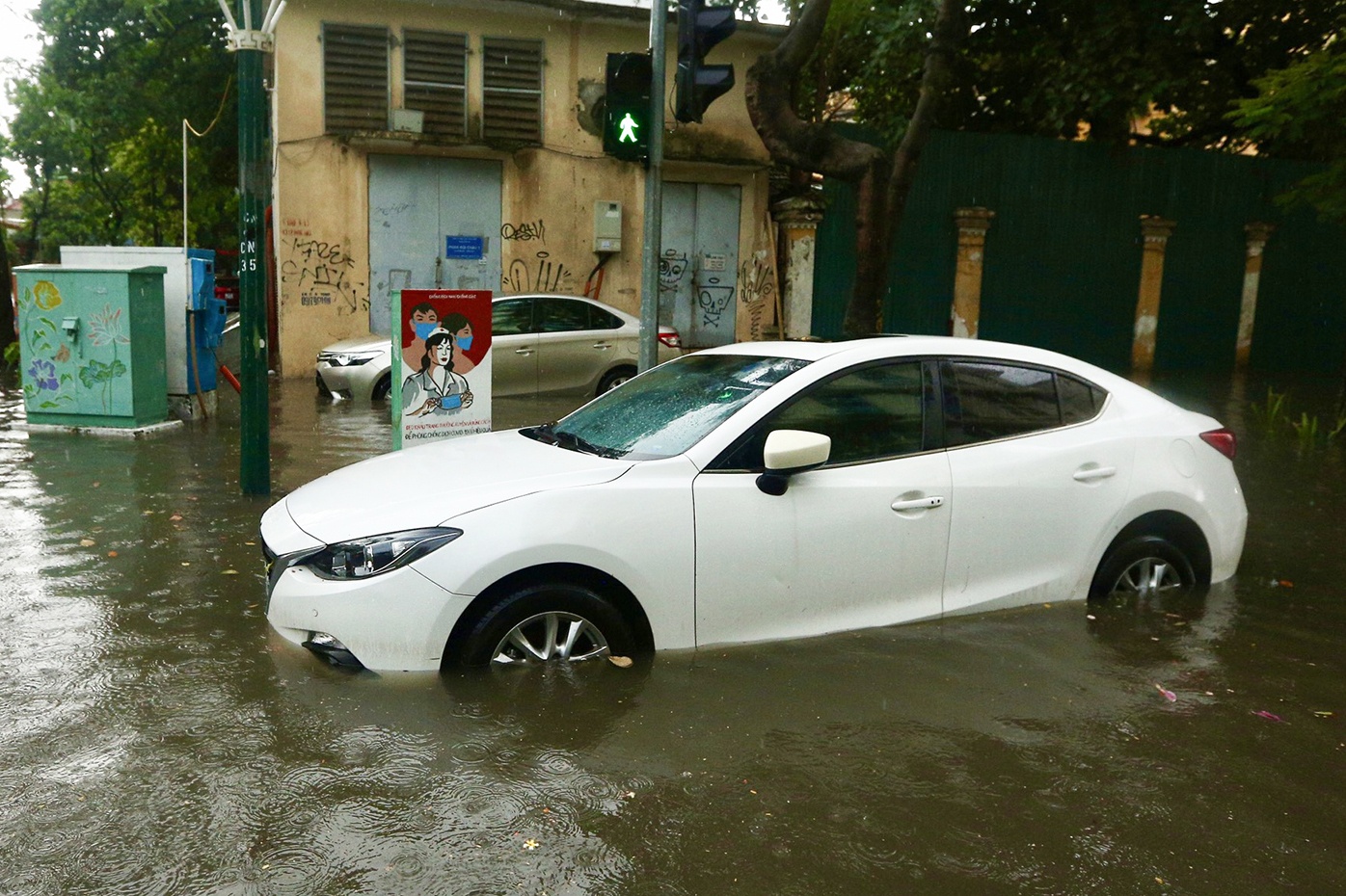 Duong pho Ha Noi nuoc ngap nua banh xe sau tran mua chong vanh hinh anh