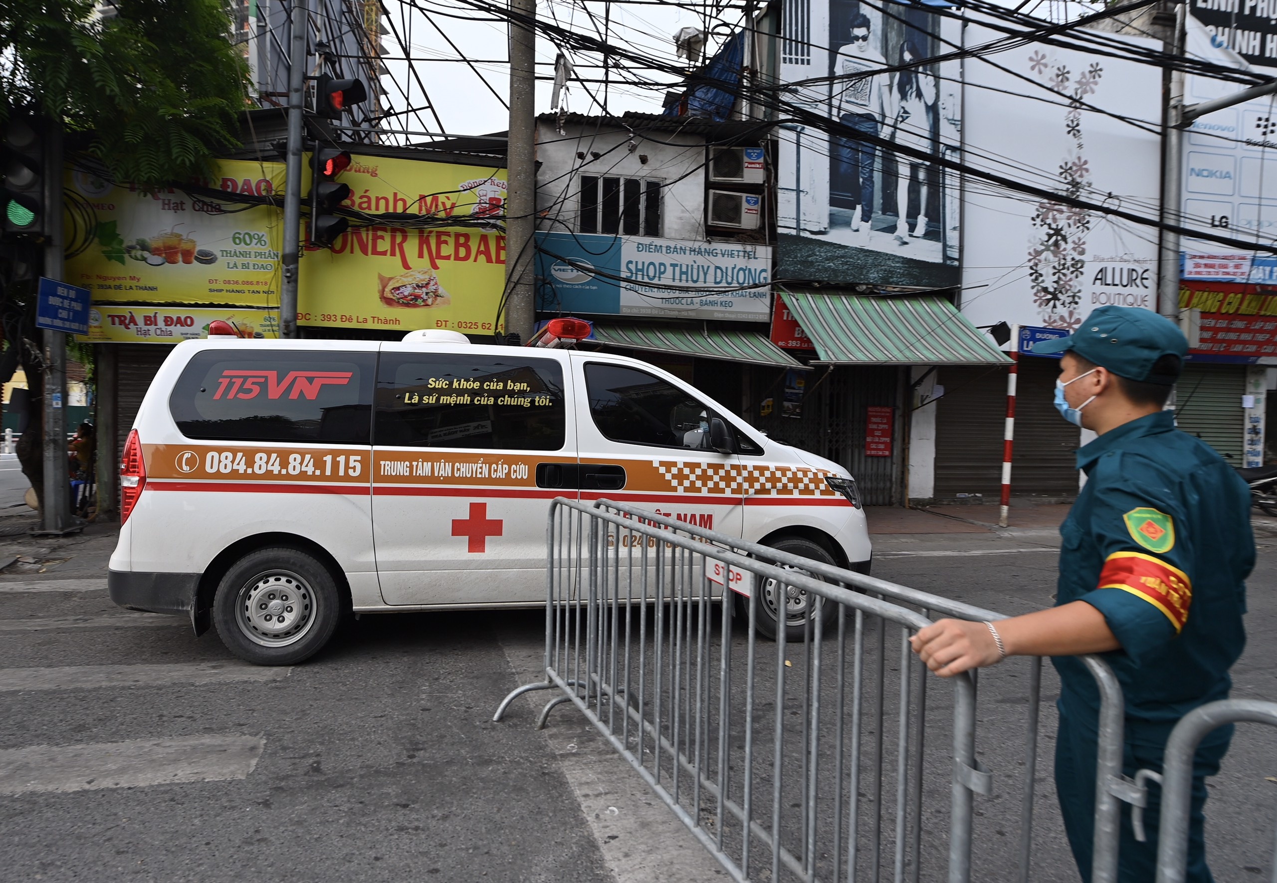 nguoi dan van ra duong rat dong anh 11