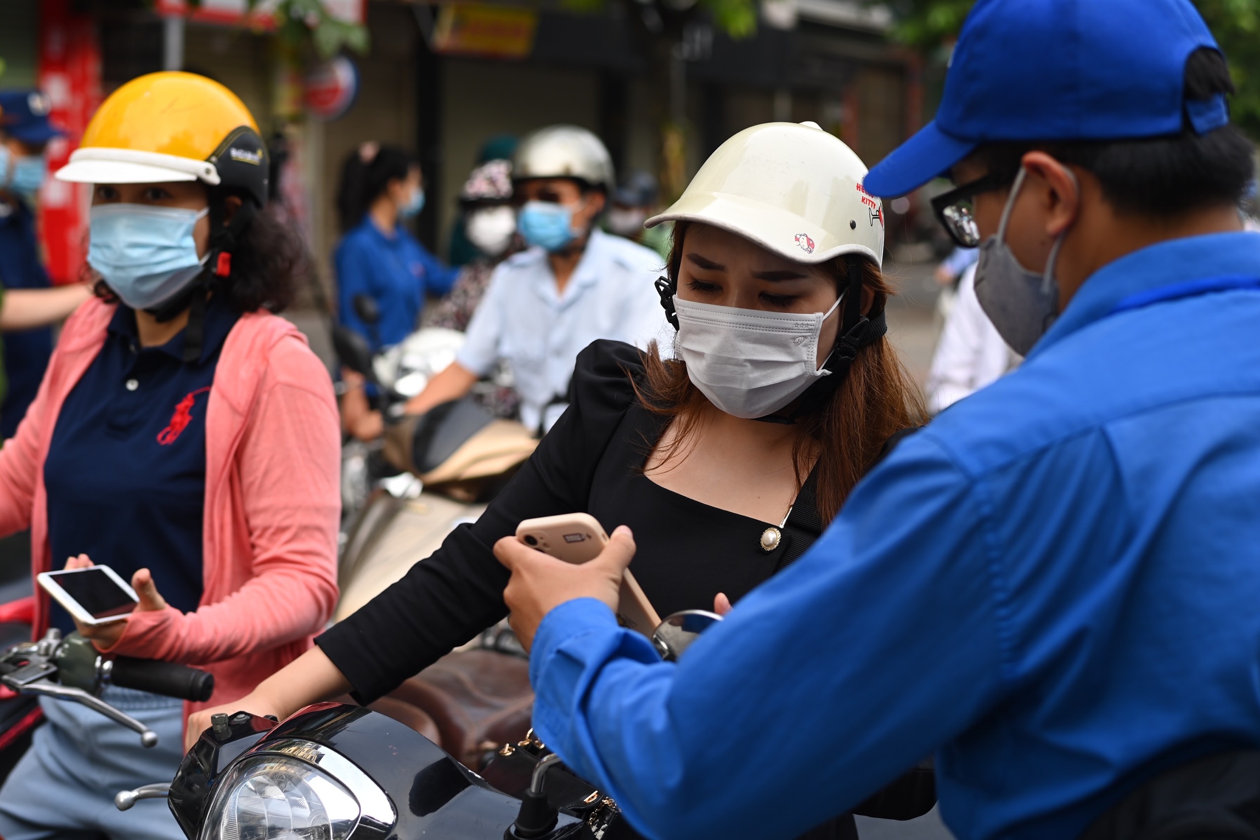 nguoi dan van ra duong rat dong anh 2