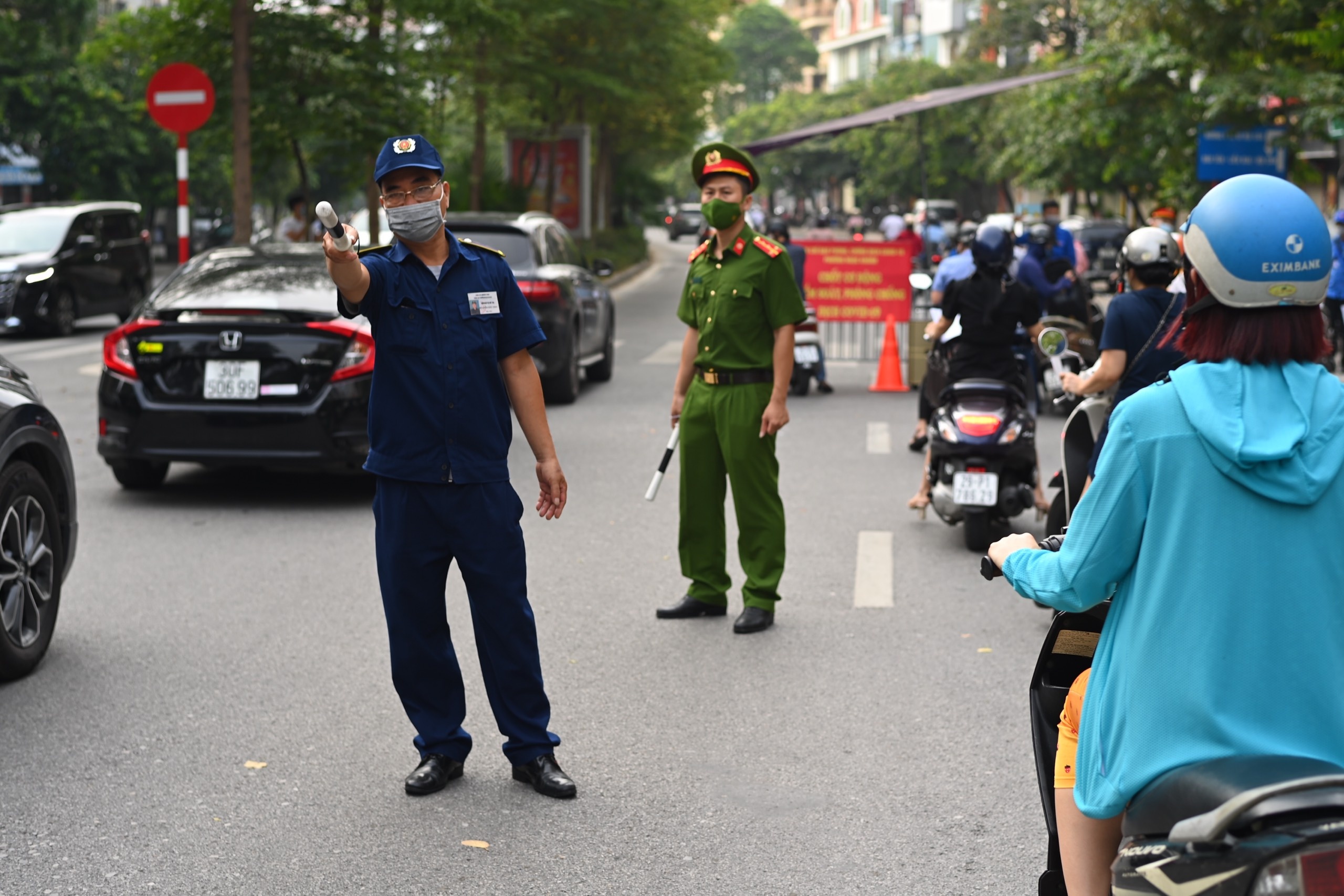 nguoi dan van ra duong rat dong anh 3