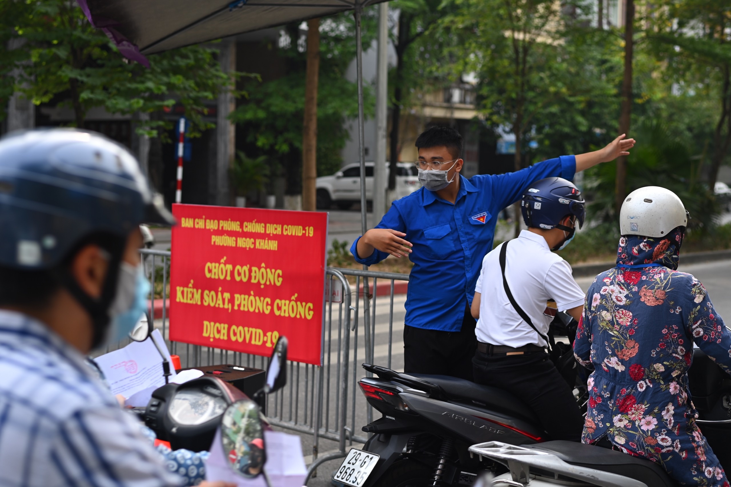nguoi dan van ra duong rat dong anh 4