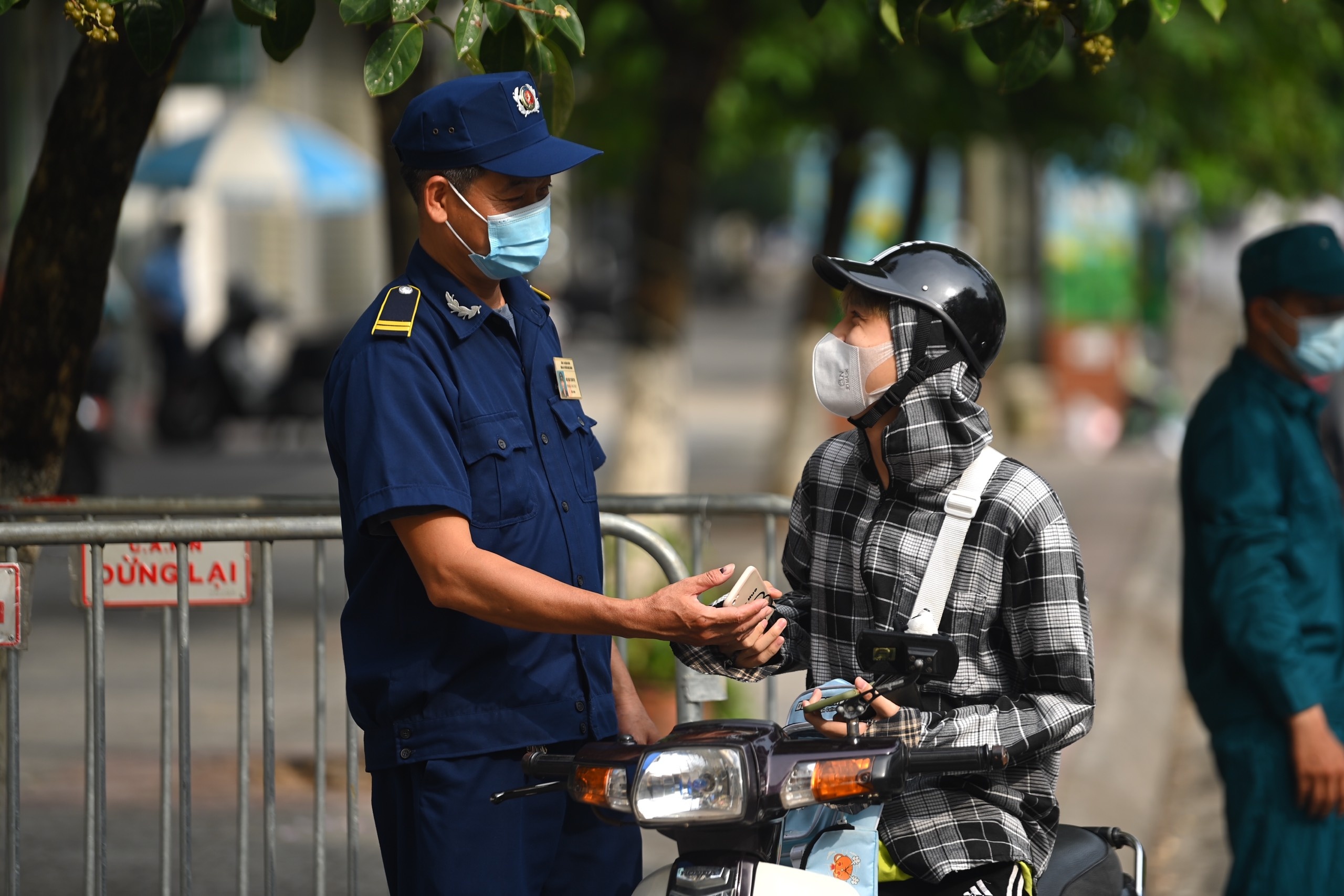 nguoi dan van ra duong rat dong anh 6