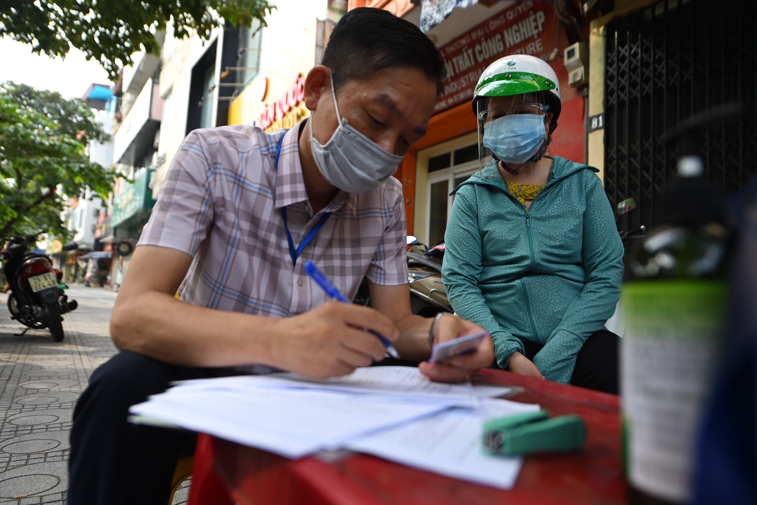 nguoi dan van ra duong rat dong anh 7