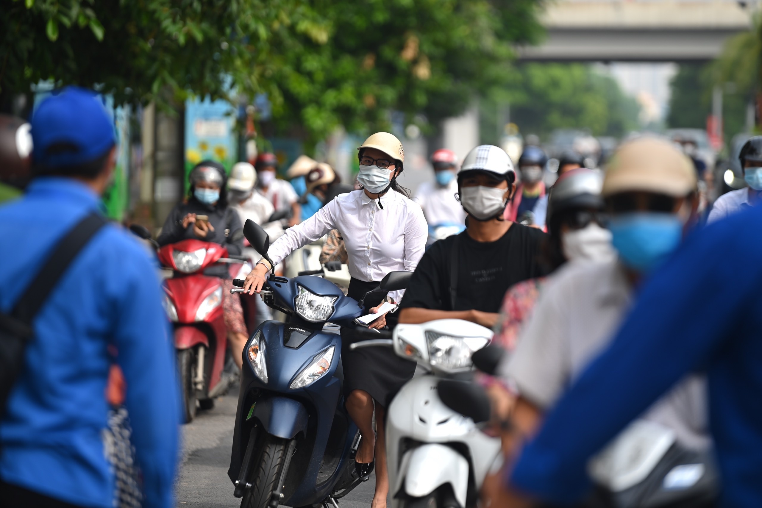 Nhieu chot kiem soat Covid-19 o Ha Noi bi un u hinh anh