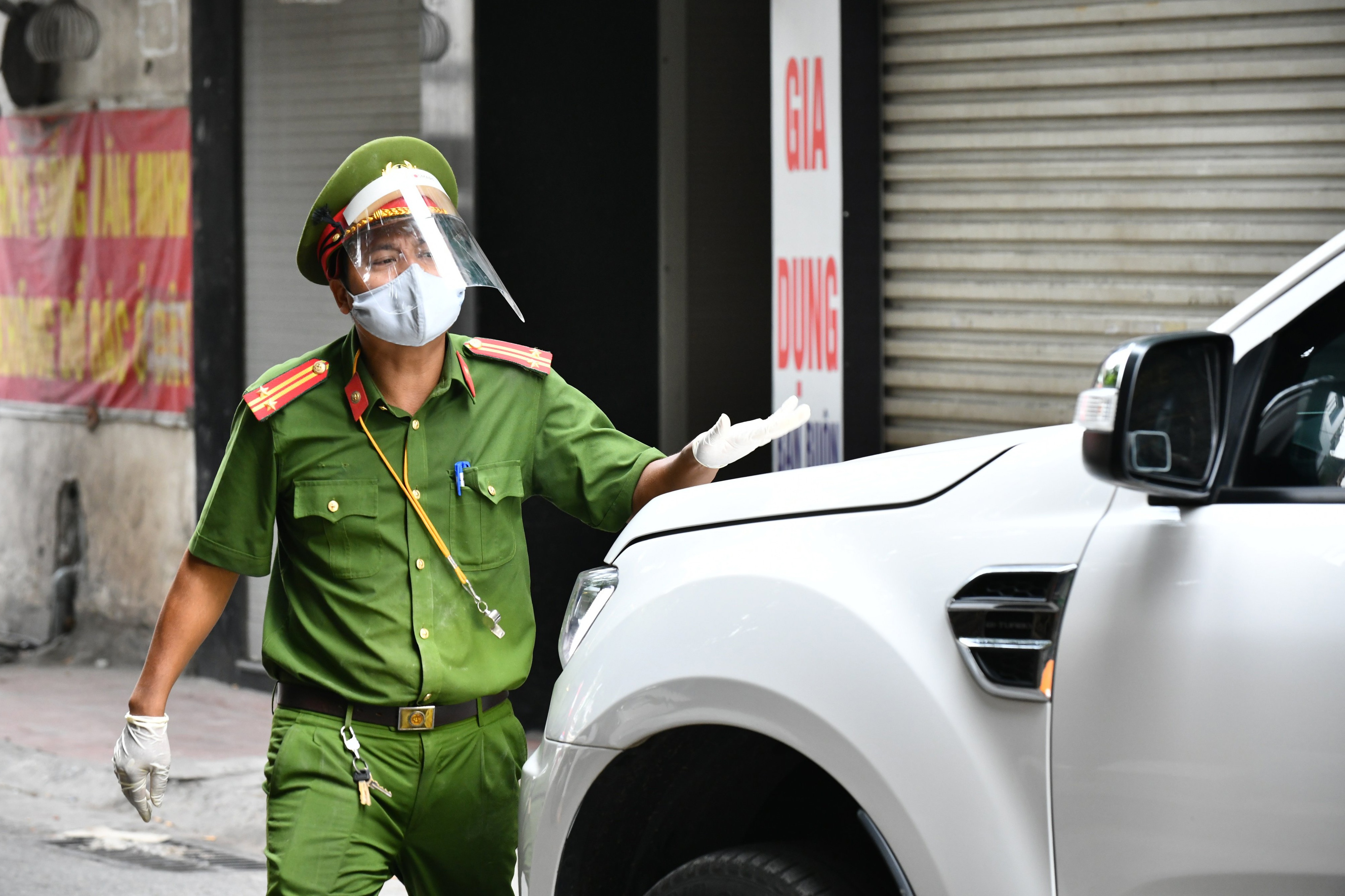 nguoi dan van ra duong rat dong anh 13