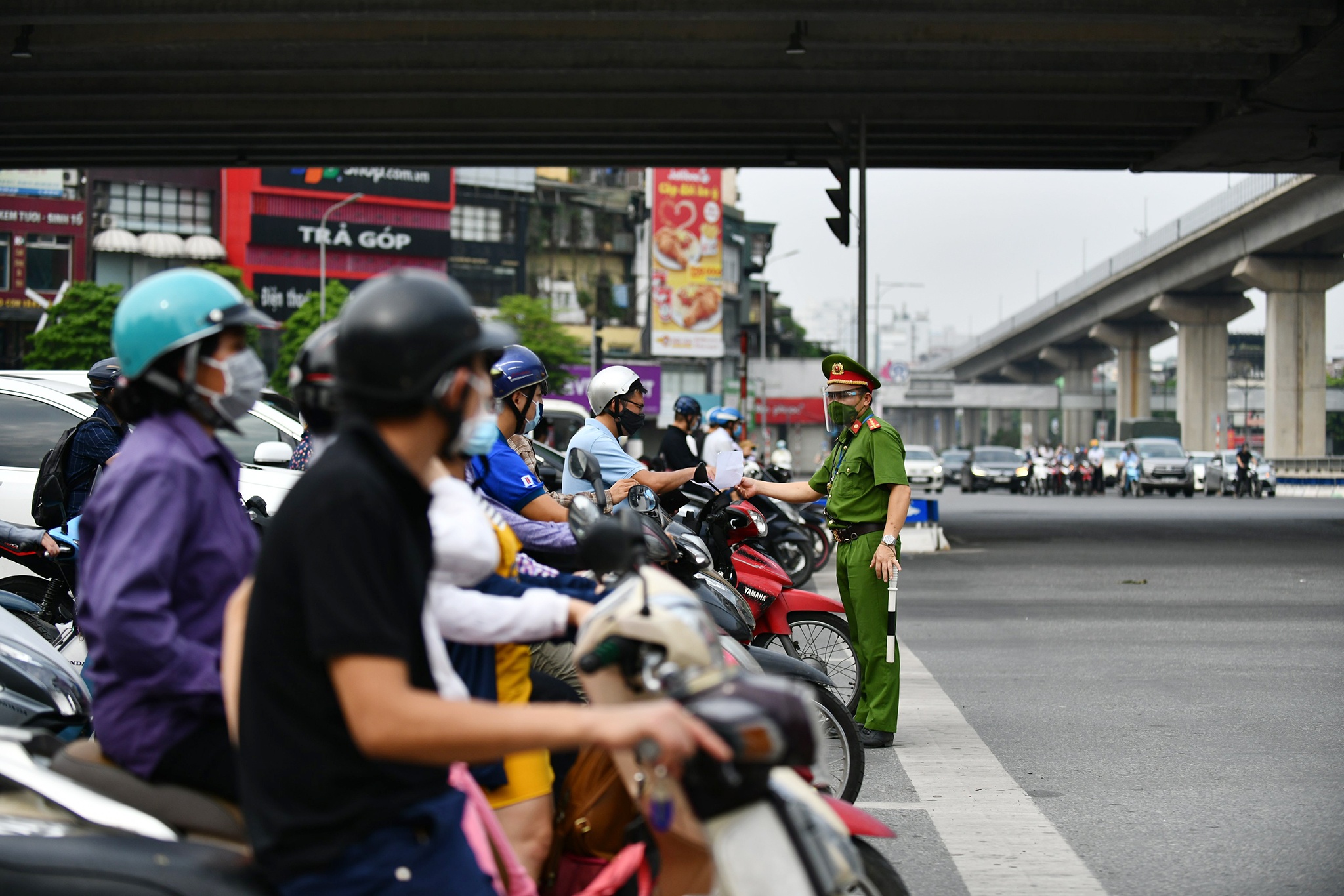 nguoi dan van ra duong rat dong anh 14