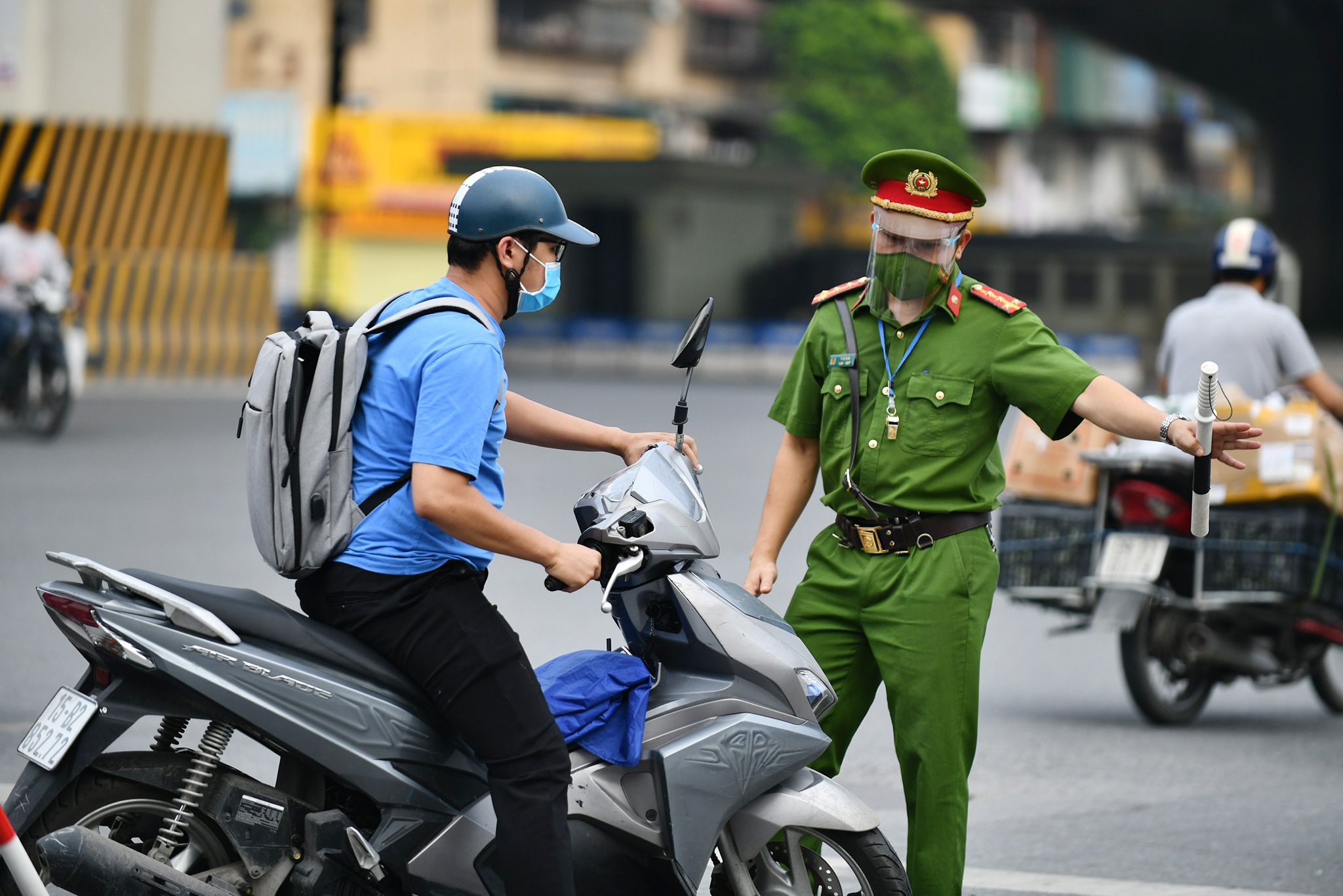 nguoi dan van ra duong rat dong anh 15