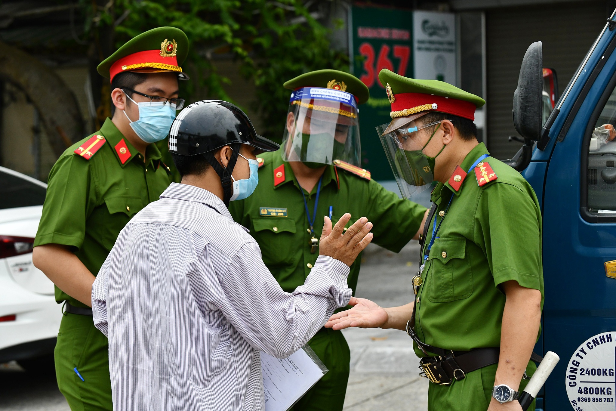 nguoi dan van ra duong rat dong anh 16