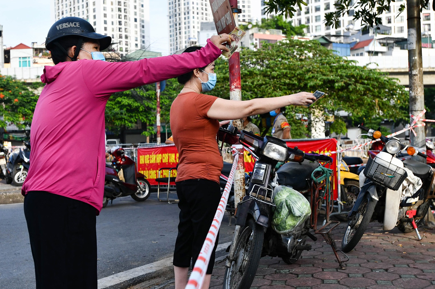 Phieu di cho khong dong nhat, nhieu nguoi Ha Noi nho mua hang ho hinh anh