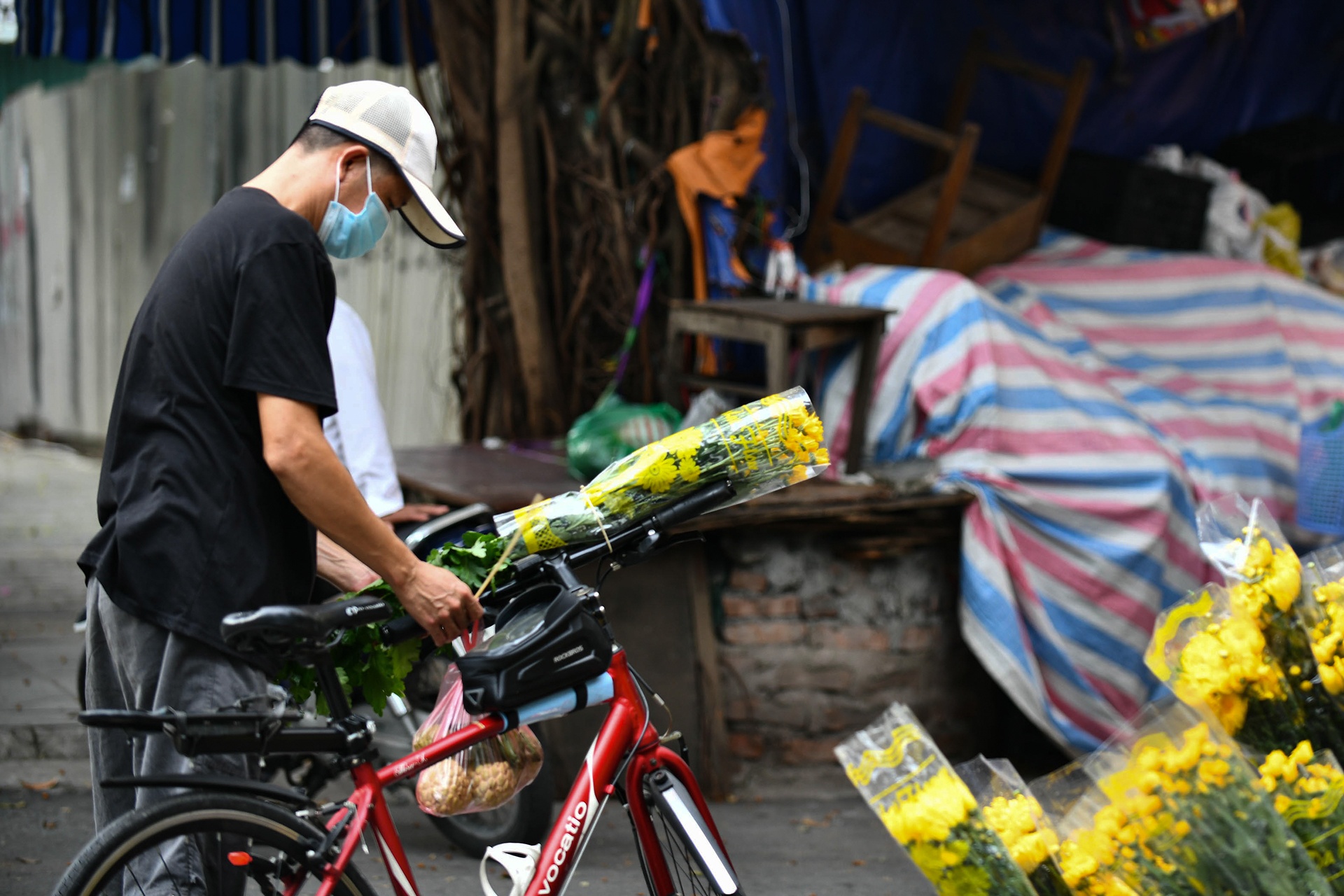 di cho mua do cung trong gian cach anh 7