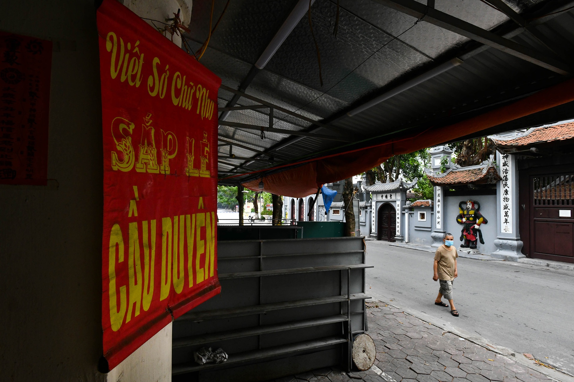 di cho mua do cung trong gian cach anh 12