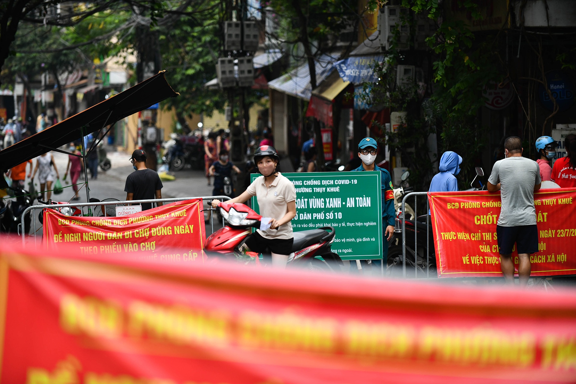 di cho mua do cung trong gian cach anh 2