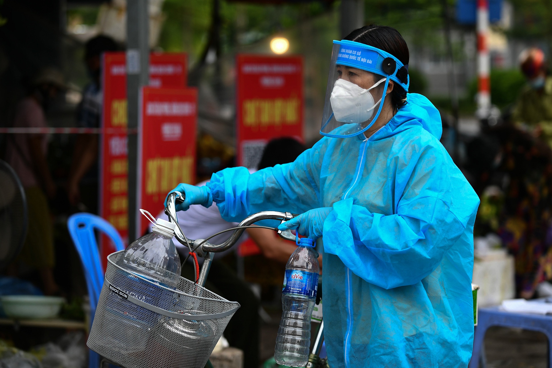 di cho mua do cung trong gian cach anh 5