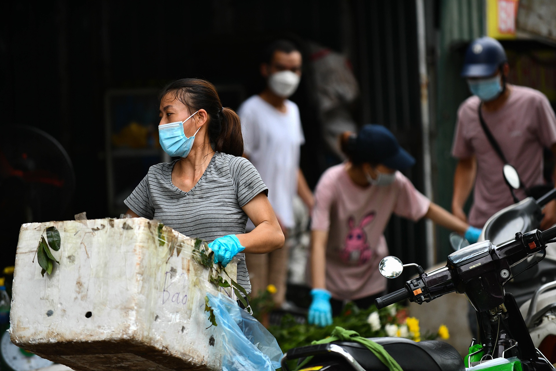 di cho mua do cung trong gian cach anh 9