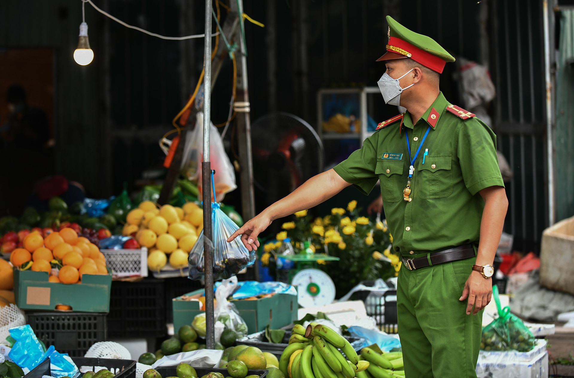 di cho mua do cung trong gian cach anh 8