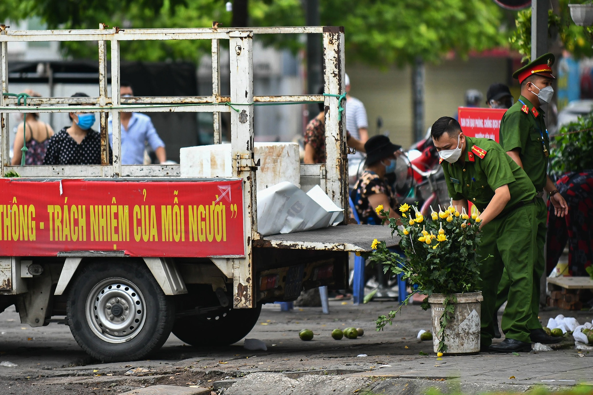 di cho mua do cung trong gian cach anh 10