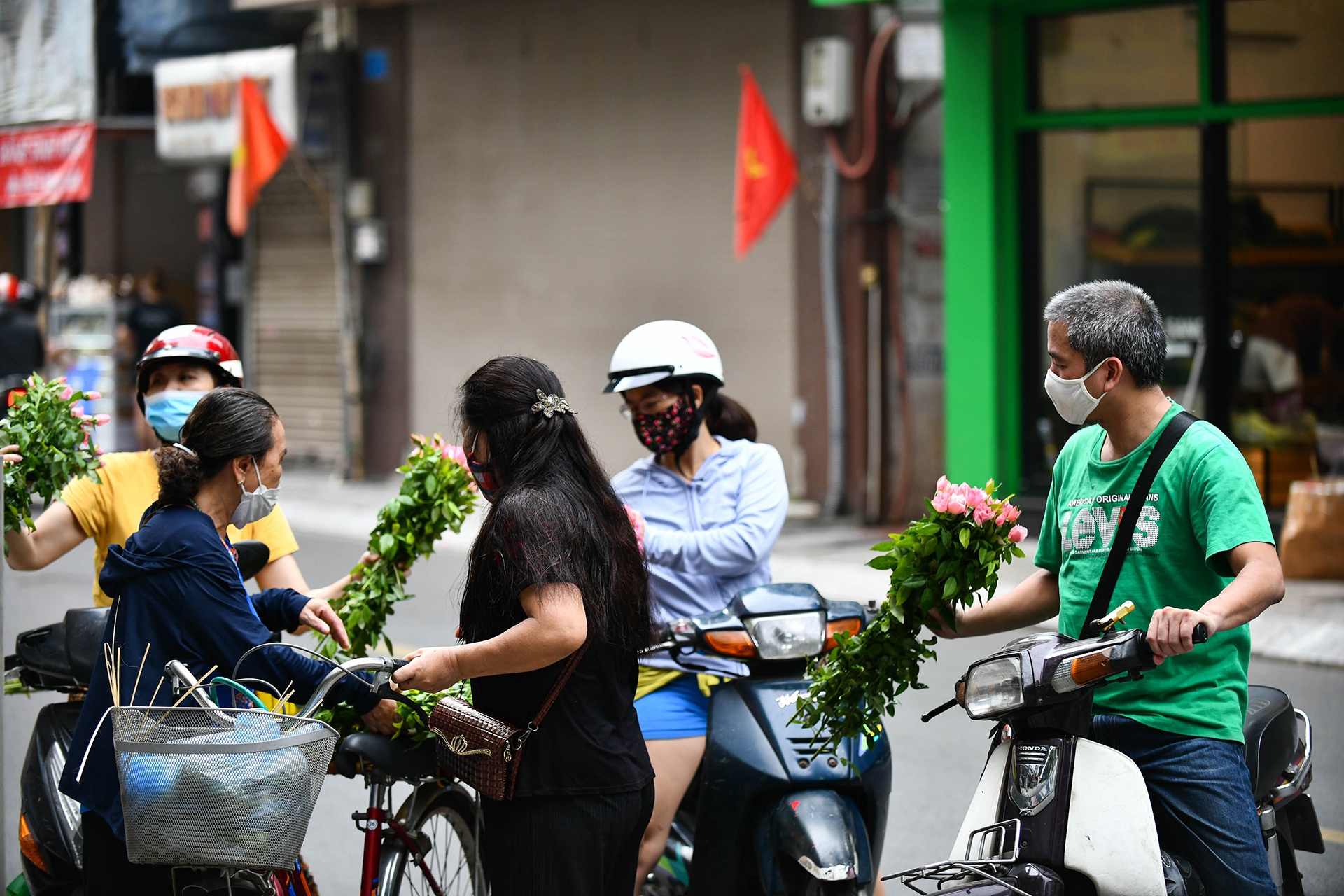 Hang do cung dong khach ngay dau thang co hon hinh anh