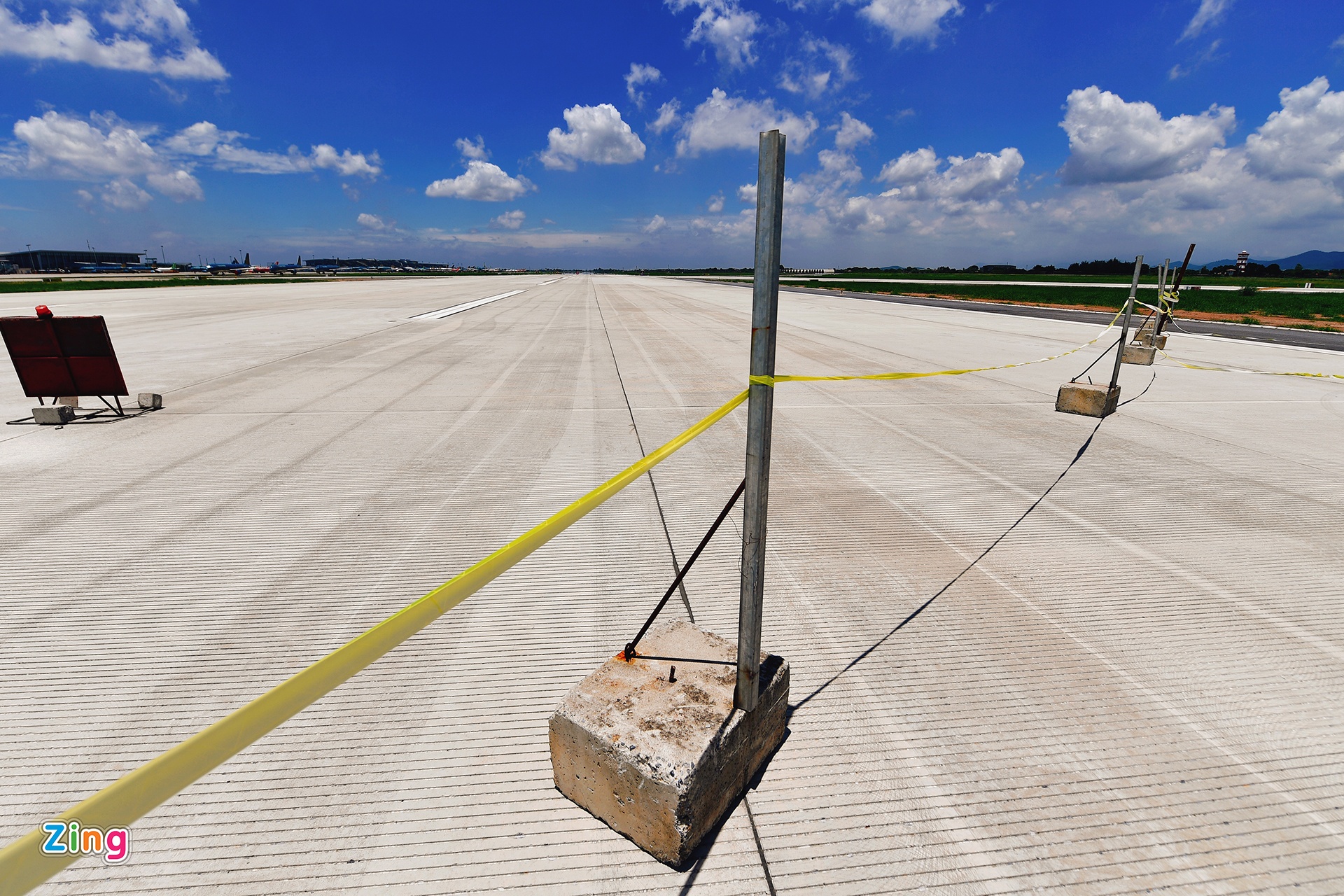 May bay do ngap san bay Noi Bai anh 1