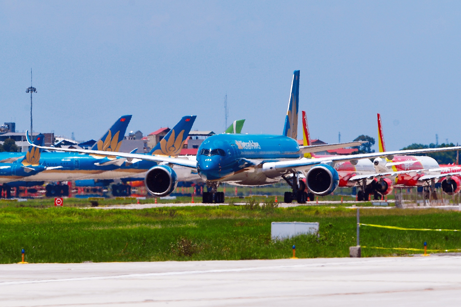 Gan tram may bay dam mua, dai nang o Noi Bai hinh anh