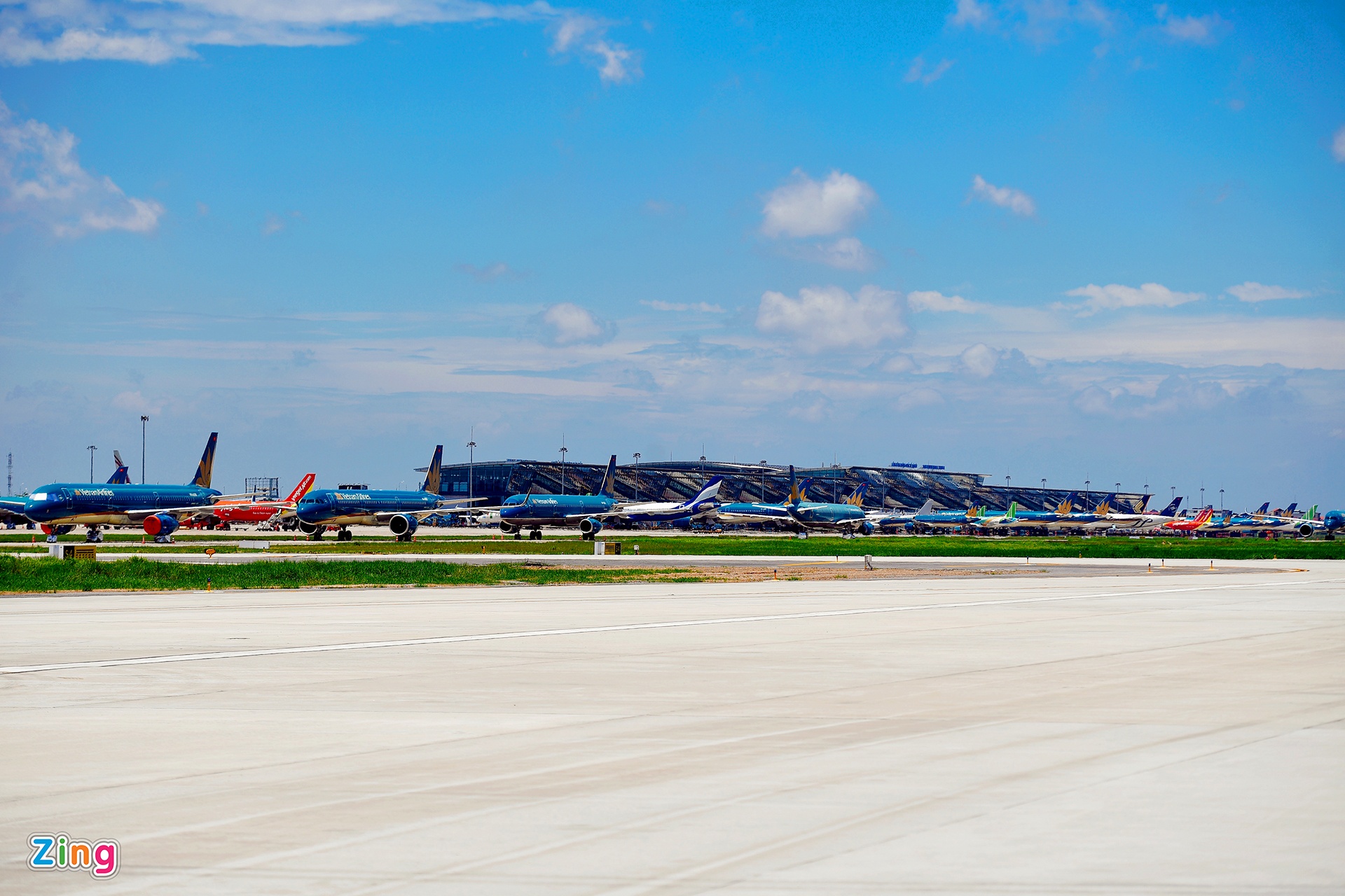 May bay do ngap san bay Noi Bai anh 2