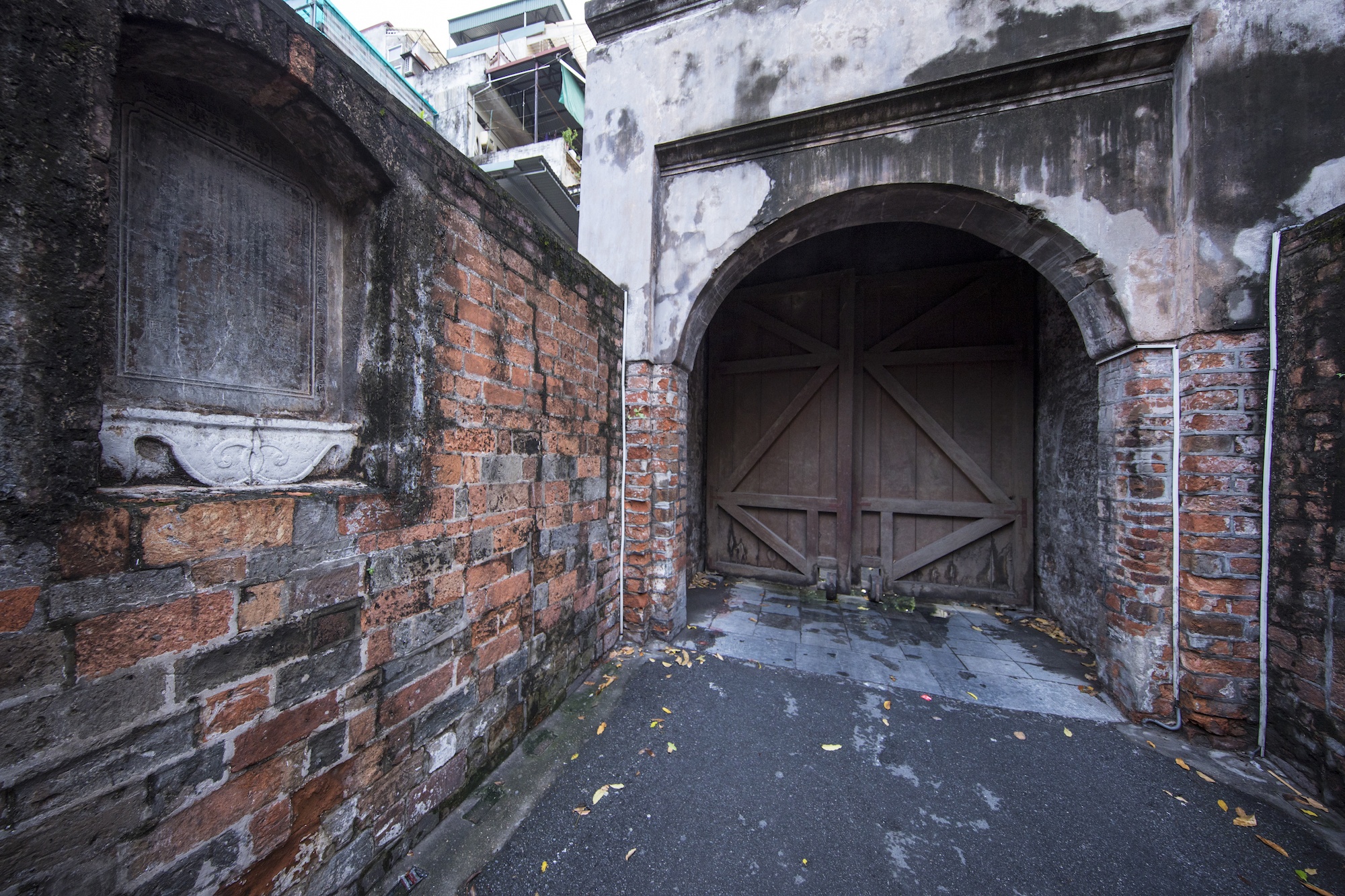 Canh cua O Quan Chuong dong kin hinh anh