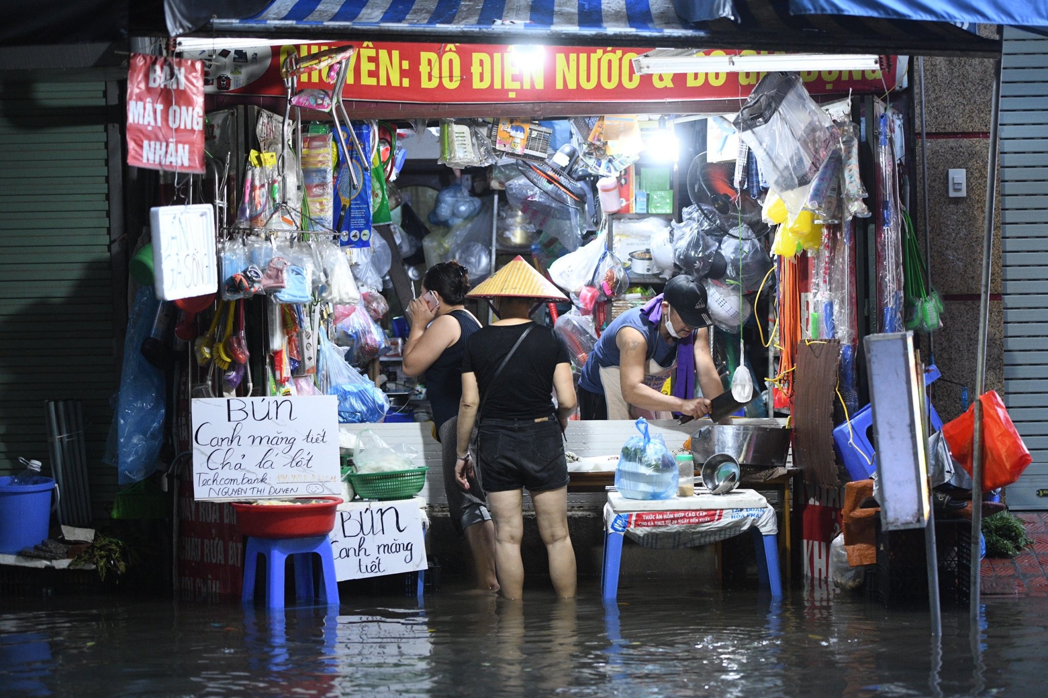 Mua lon 30 phut, nguoi dan ke voi do dac len cao tranh ngap hinh anh
