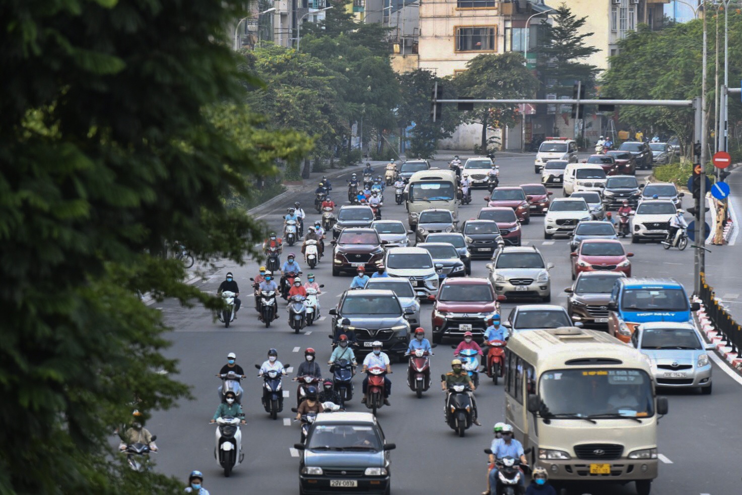 duong pho Ha Noi dong duc xe co ngay gian cach xa hoi anh 3
