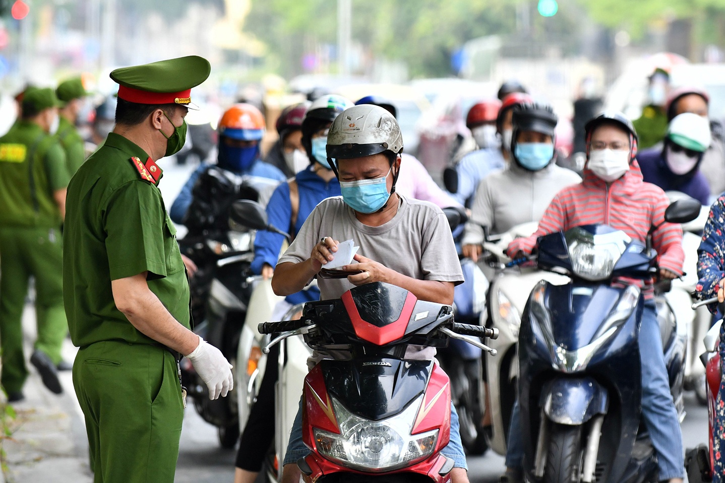 Duong pho Ha Noi dong duc phuong tien sang 30/8 hinh anh
