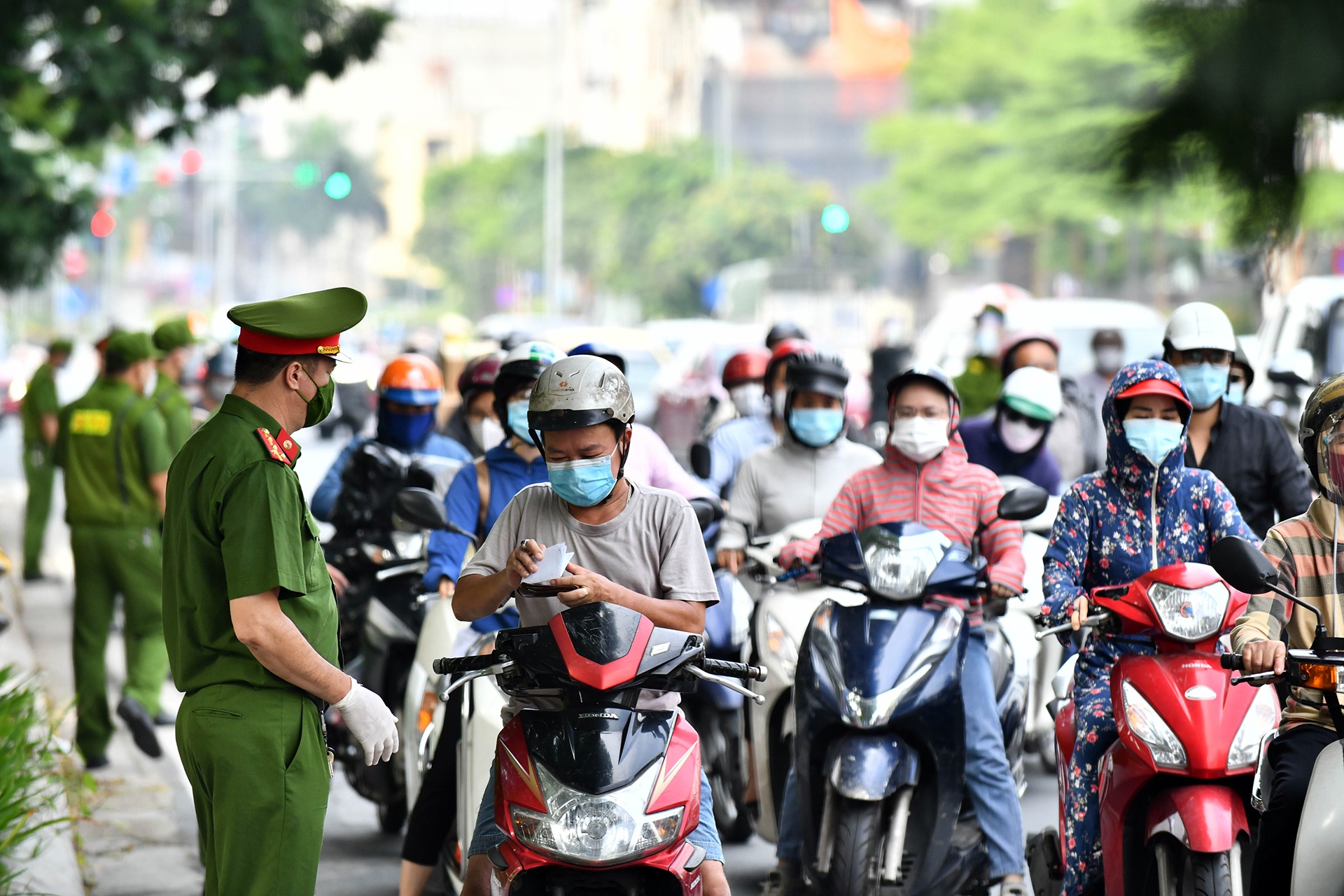 duong pho Ha Noi dong duc xe co ngay gian cach xa hoi anh 5