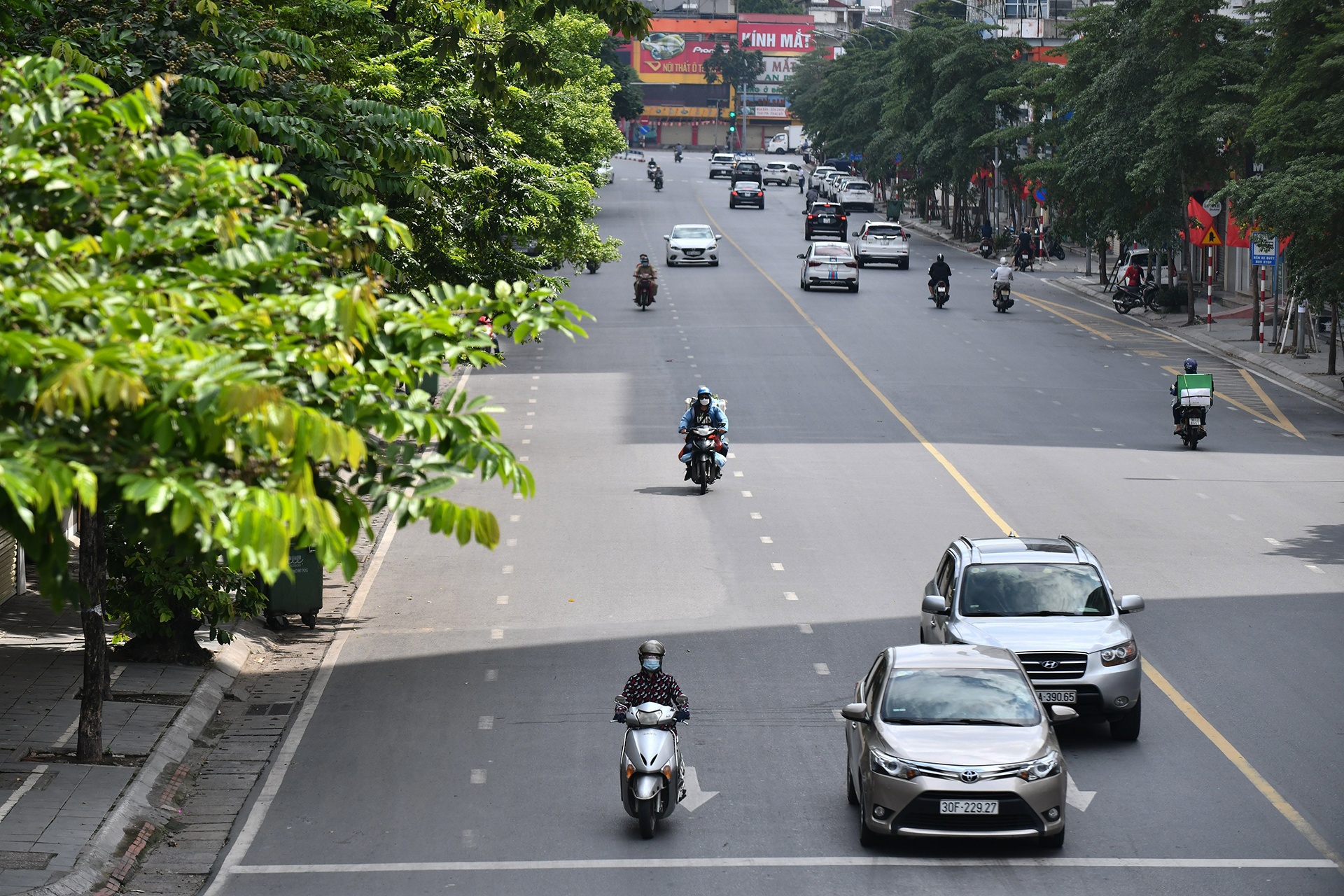 duong pho Ha Noi dong duc xe co ngay gian cach xa hoi anh 6