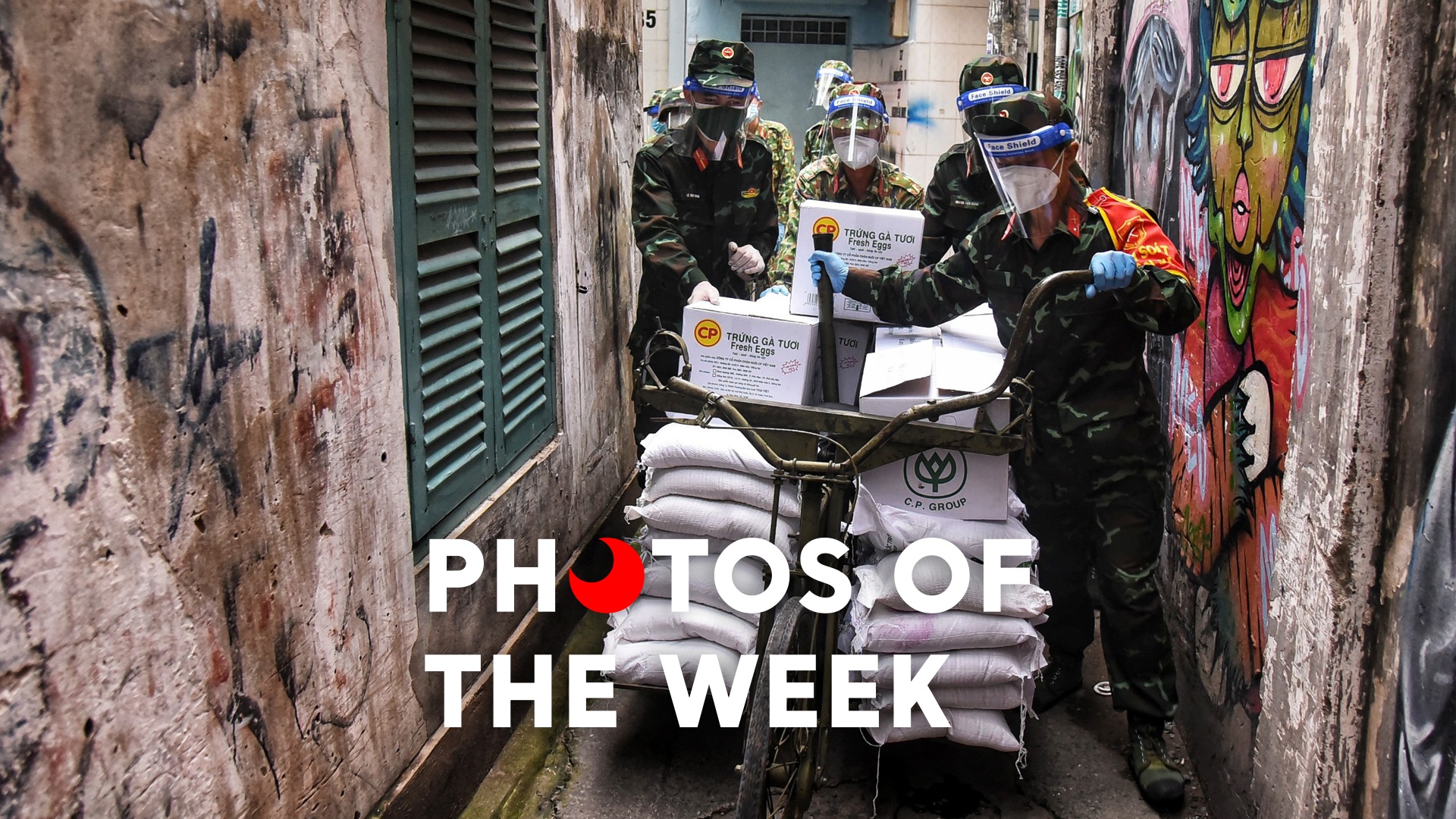 Anh tuan: Anh bo doi dap xe, tho thuc pham, che mua cho co gai hinh anh