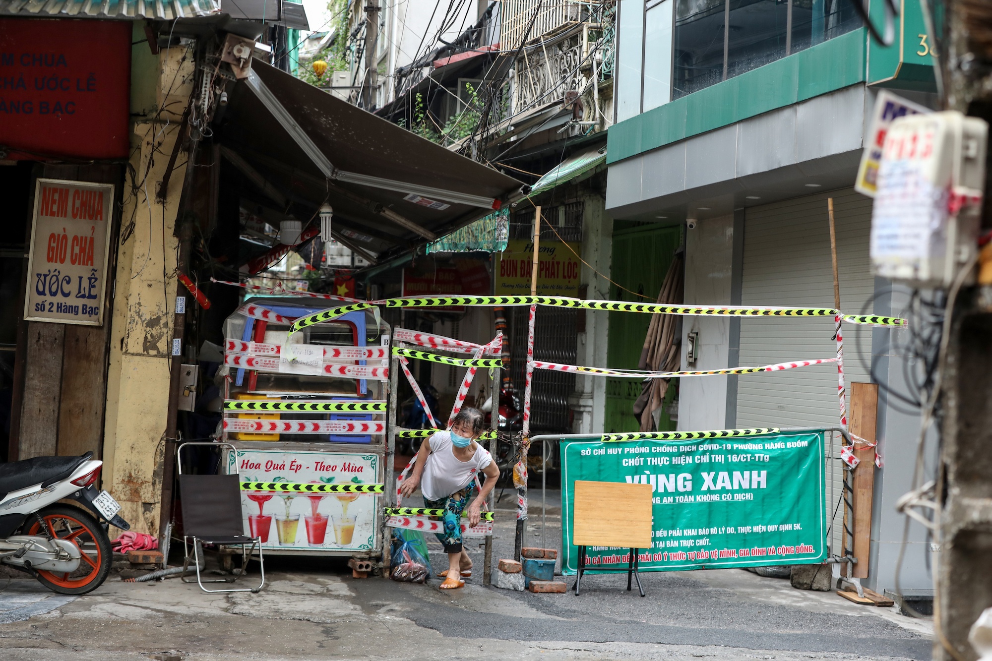 rao chan lo cot moc len hang loat o Ha Noi anh 7