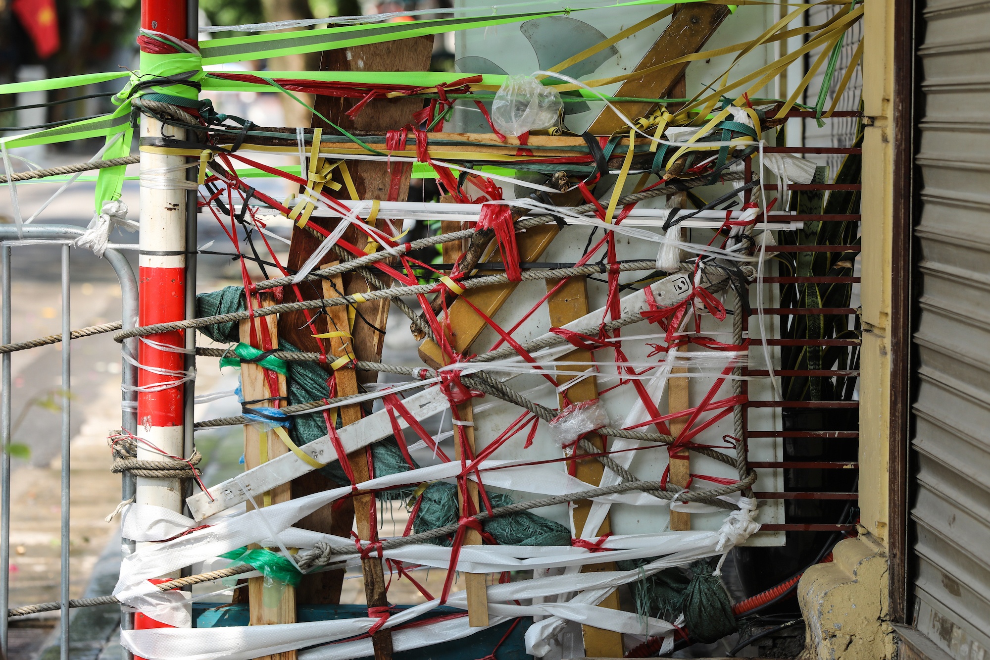 rao chan lo cot moc len hang loat o Ha Noi anh 12