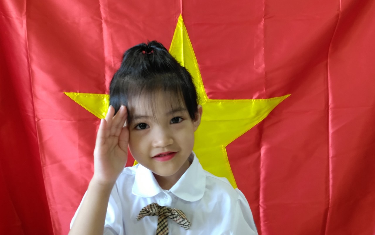 Khoanh khac tre em khai giang qua man hinh hinh anh