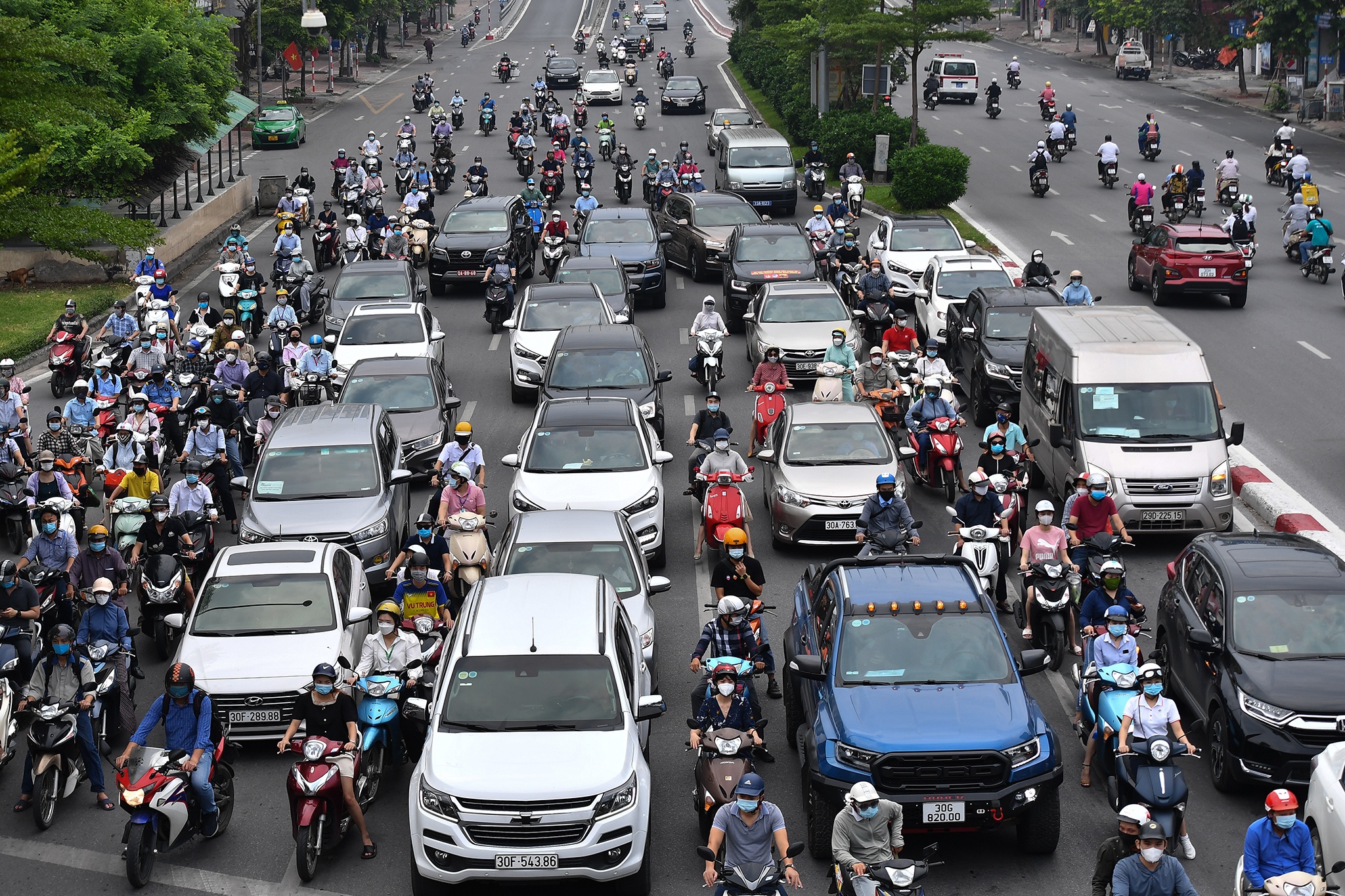 xe co dong duc tren pho anh 10