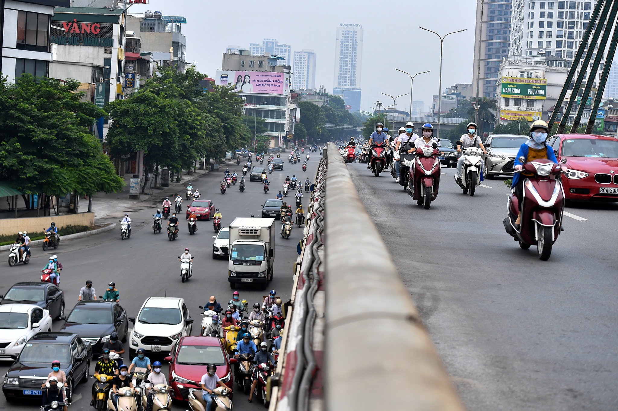 xe co dong duc tren pho anh 11